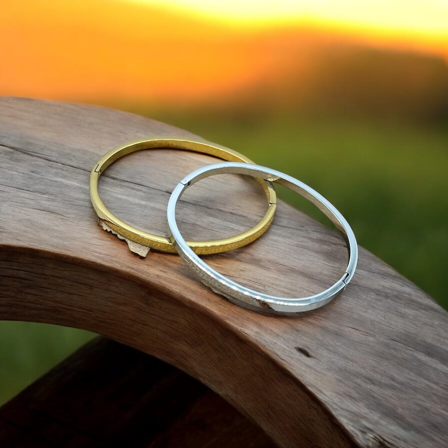 Bracelet Jonc à message ( Les copines d'abord ) Acier inoxydable doré ou en argenté