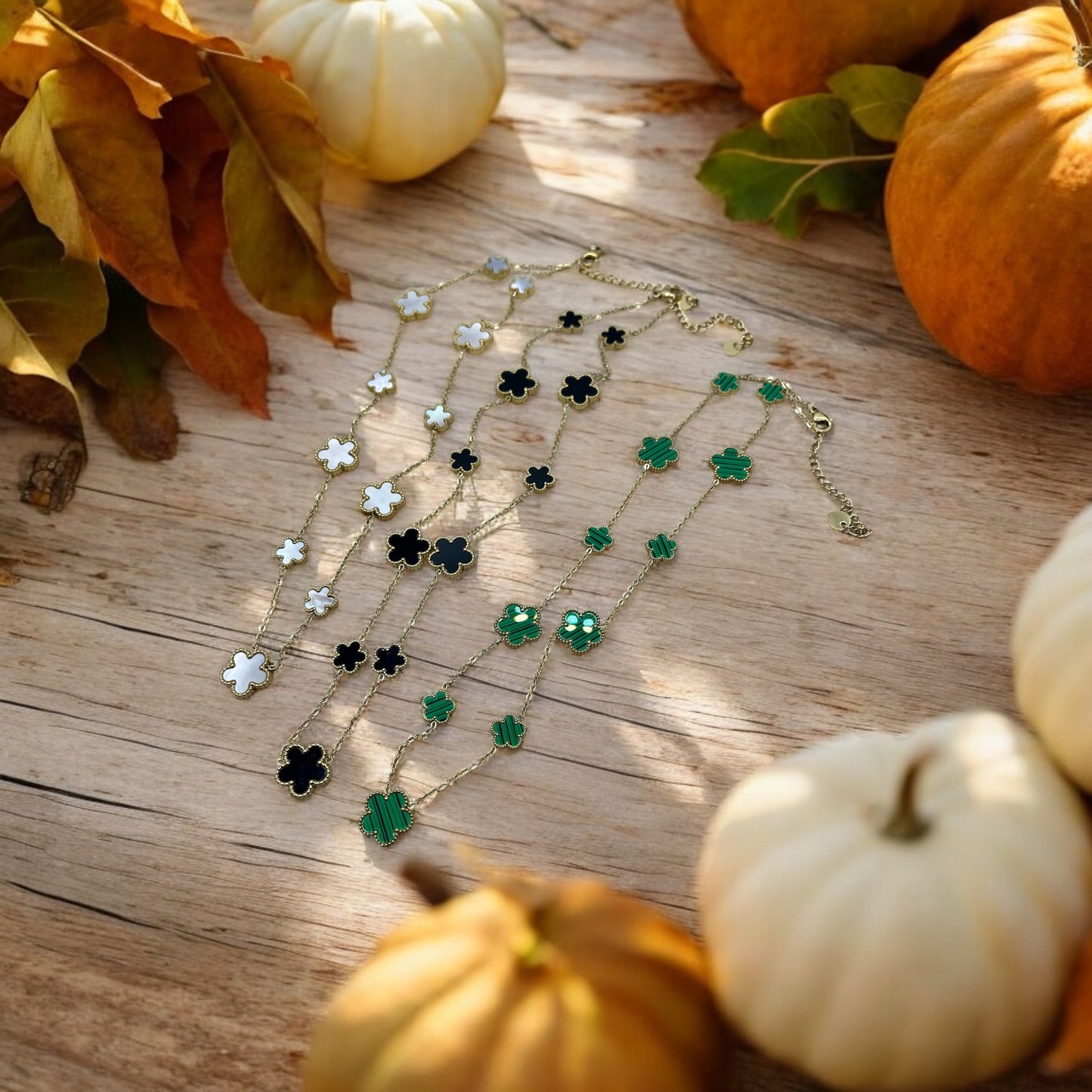 Collier ras de cou chaine fine orné de fleurs nacré - Acier inoxydable doré