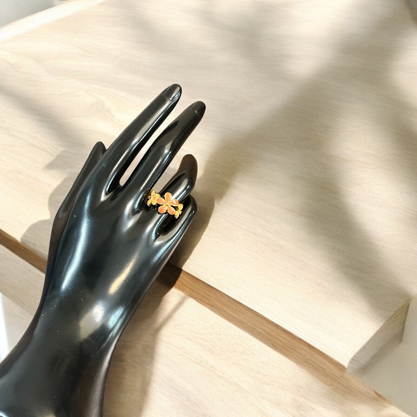 Bague Règlable Femme élégante Ornés de fleurs strass couleurs marron clair et beige - Acier inoxydable doré