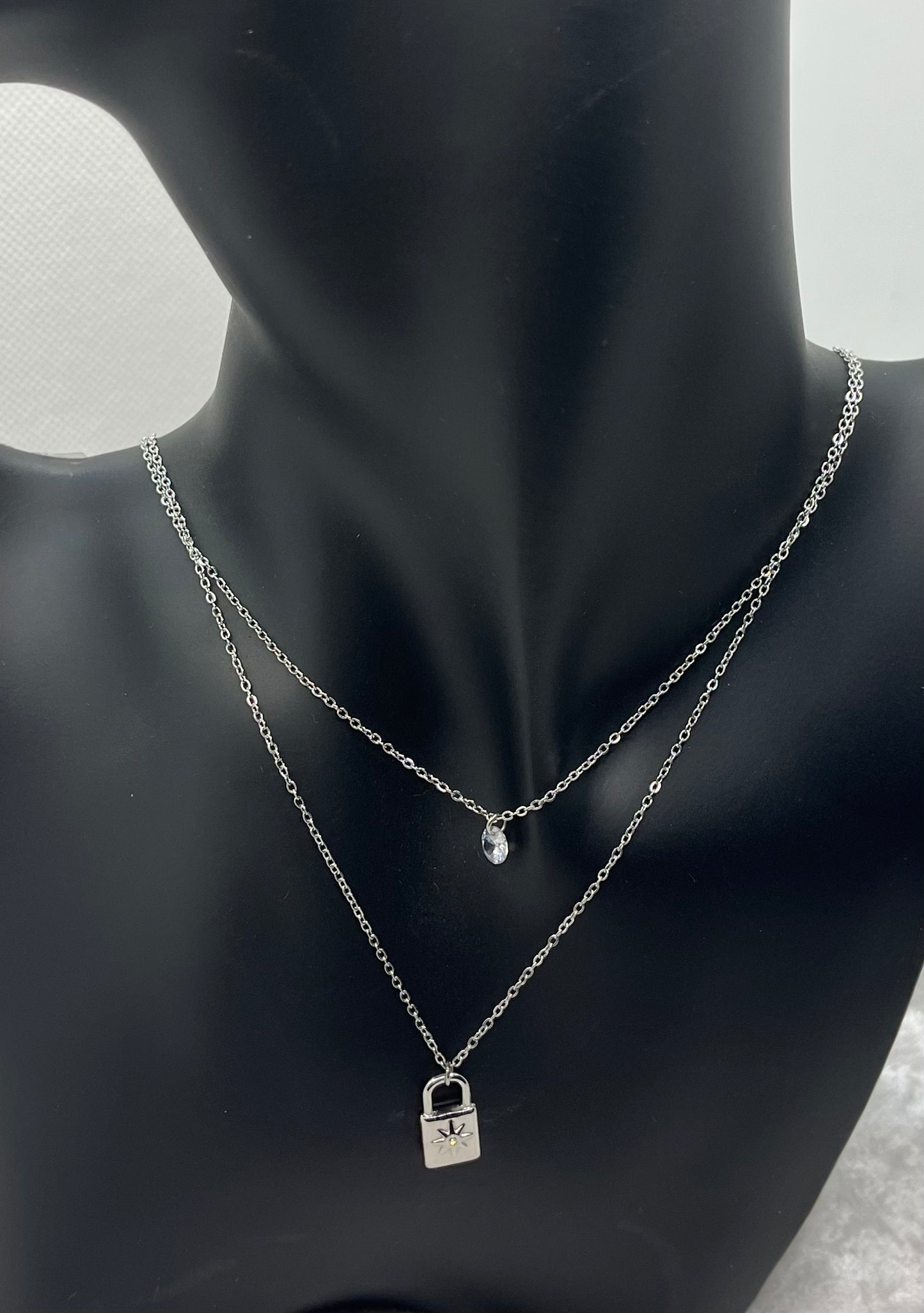 Collier Femme élégant sur 2 Chaines avec un Pendentif strass brillant et un cadenas - Acier Inoxydable Argenté