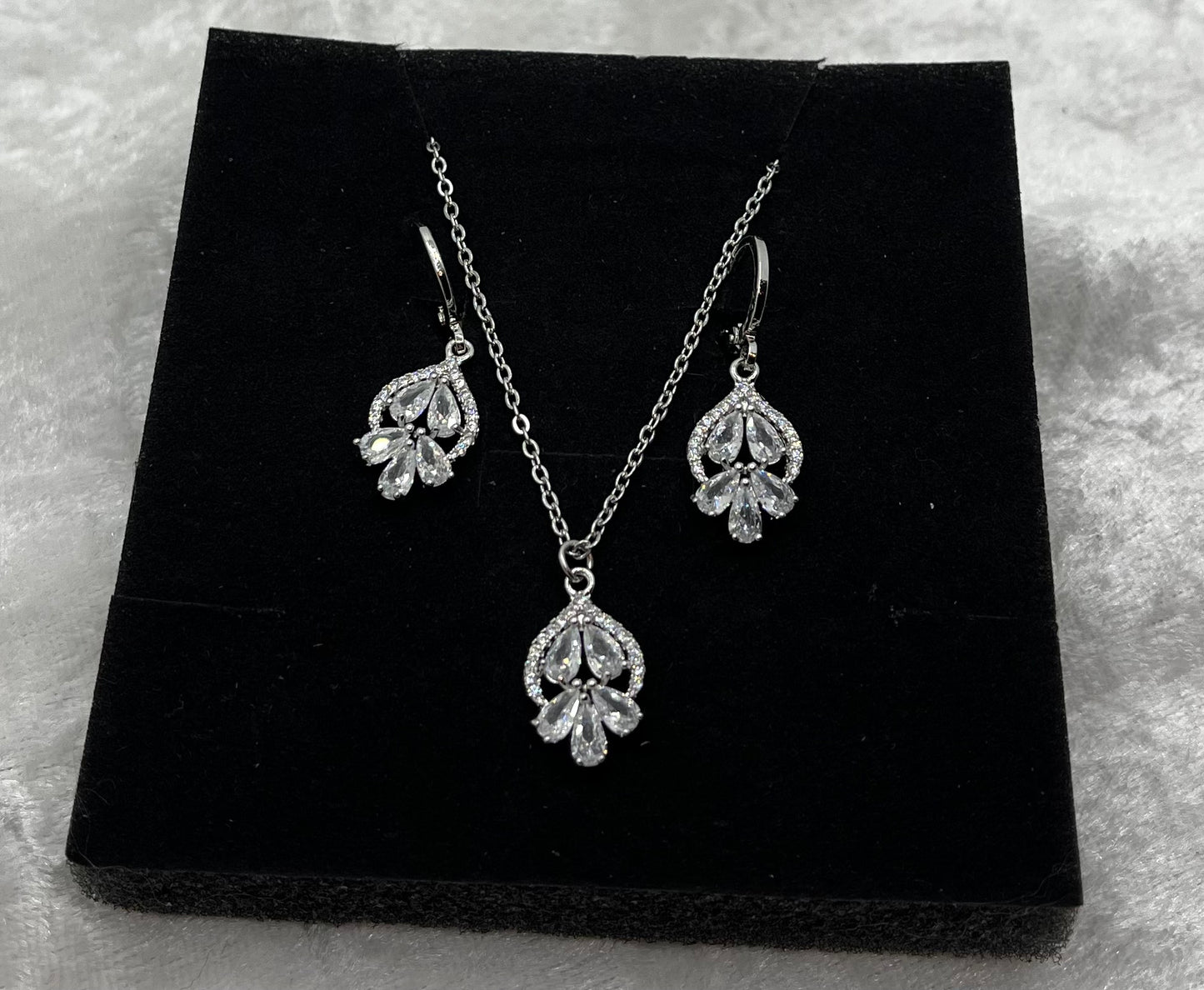 Ensemble bijoux Femme Collier chaine fine + Boucle d'oreille Pendentif Brillant - Acier inoxydable Argenté