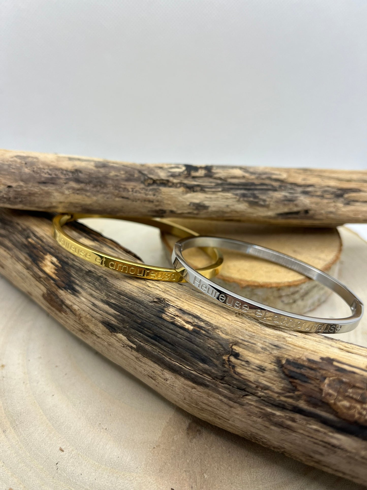 Bracelet Jonc à message ( Heureuse et Amoureuse ) - Acier inoxydable en doré ou en Argent