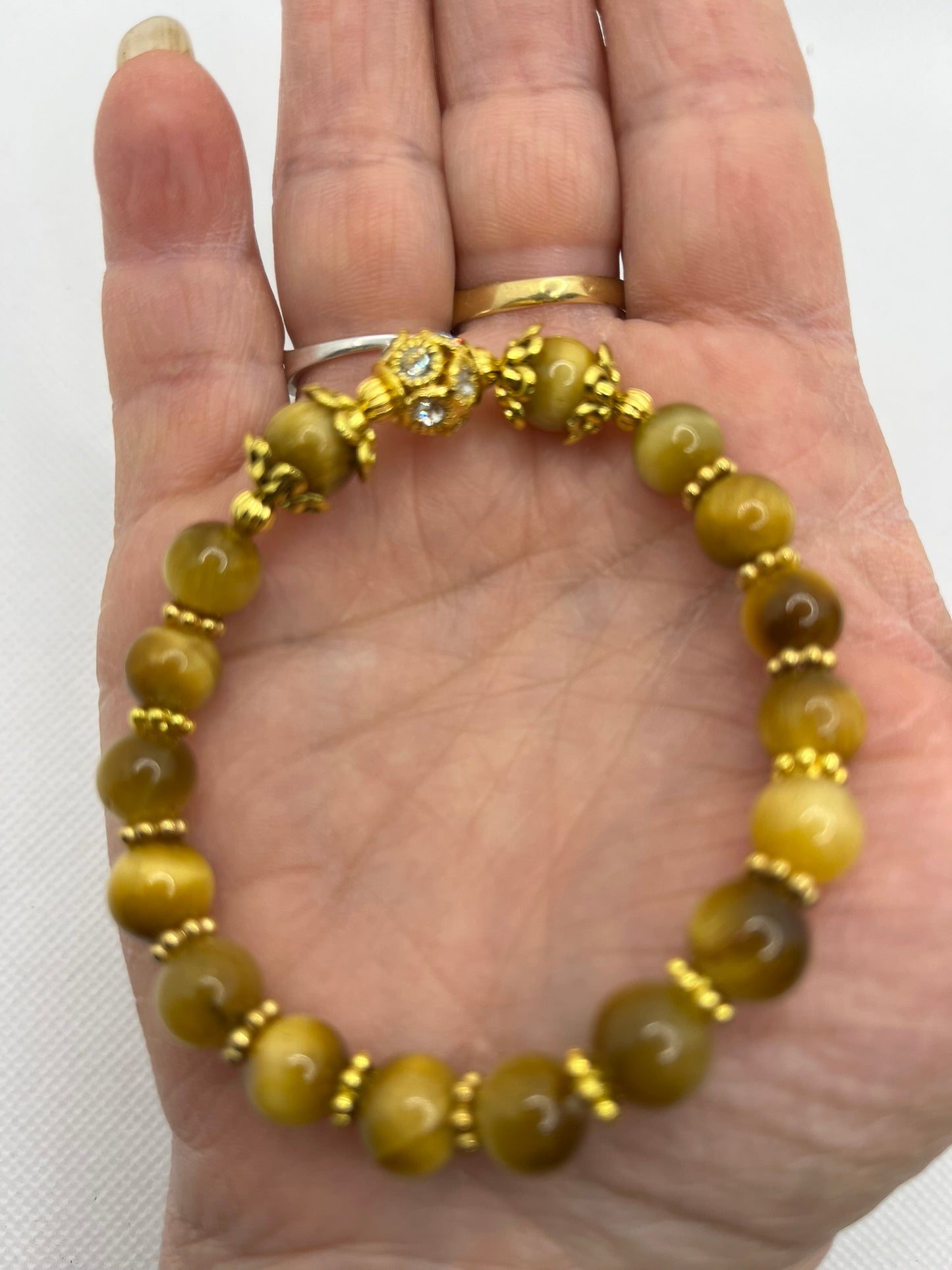 Bracelet Femme en Pierre Naturelle - Oeil de Chat marron clair Orné d'une perles doré - Fait main