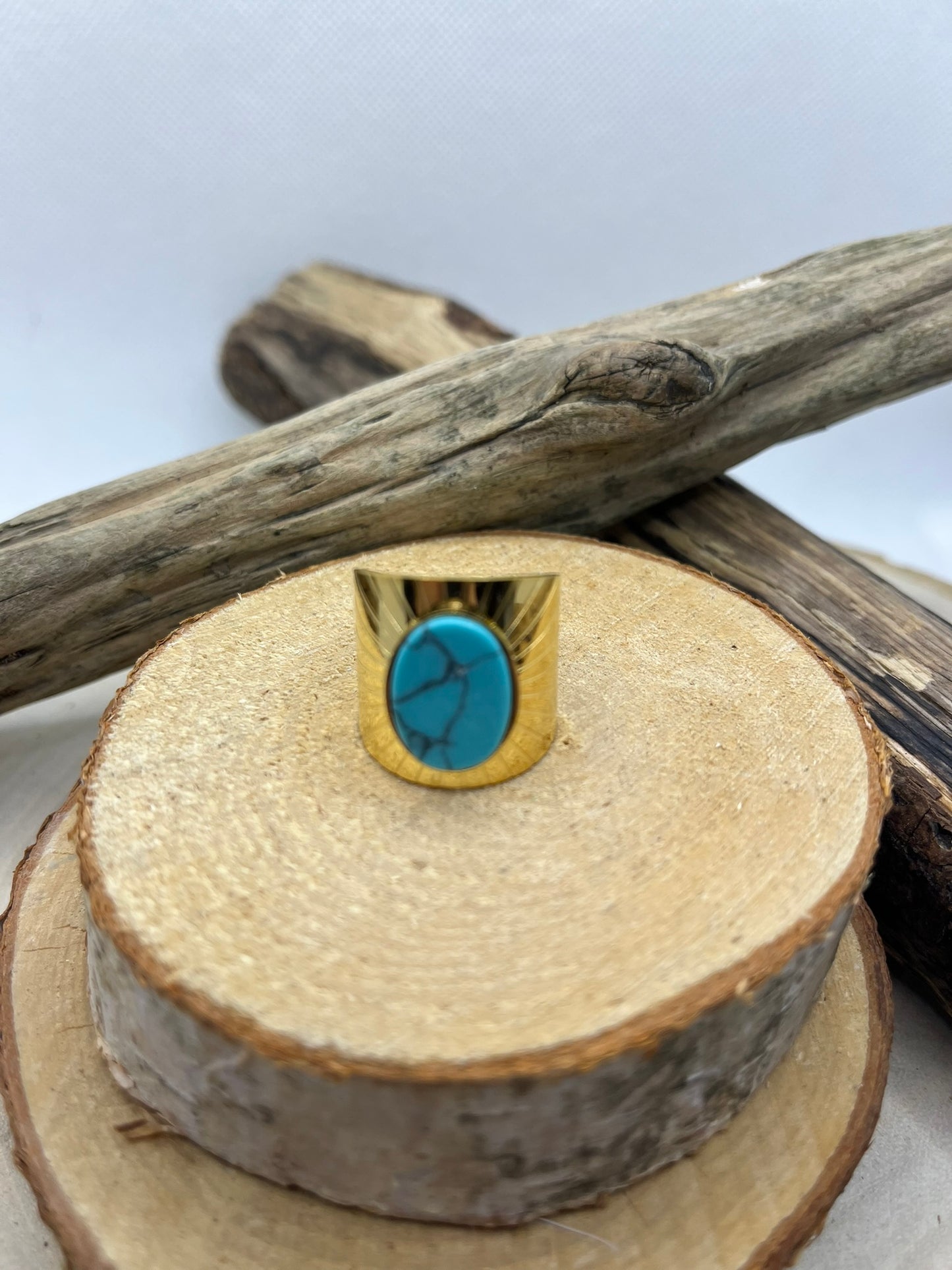 Bague Chic et large en Acier Inoxydable doré Orné d'une pierre Turquoise.