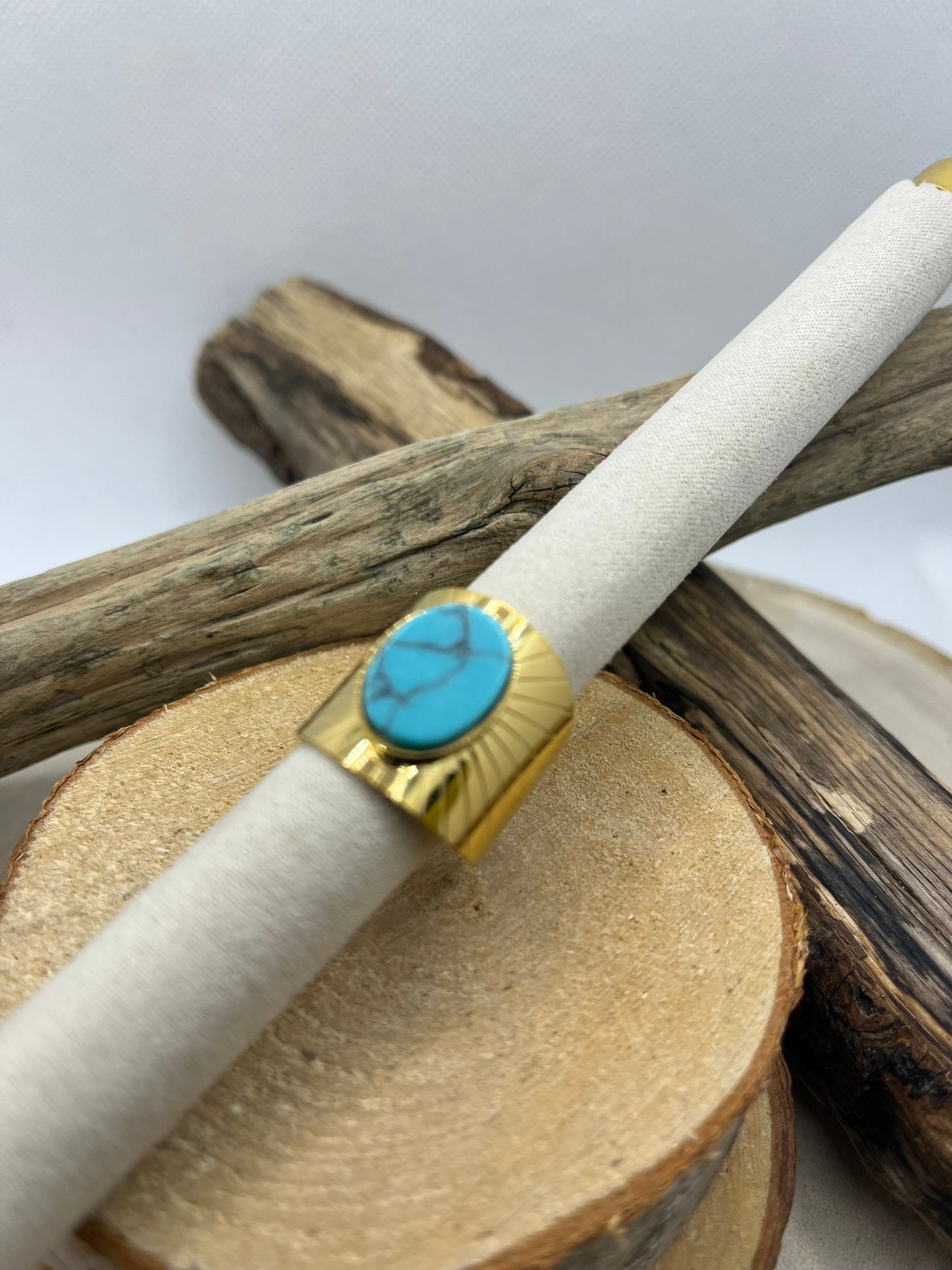 Bague Chic et large en Acier Inoxydable doré Orné d'une pierre Turquoise.