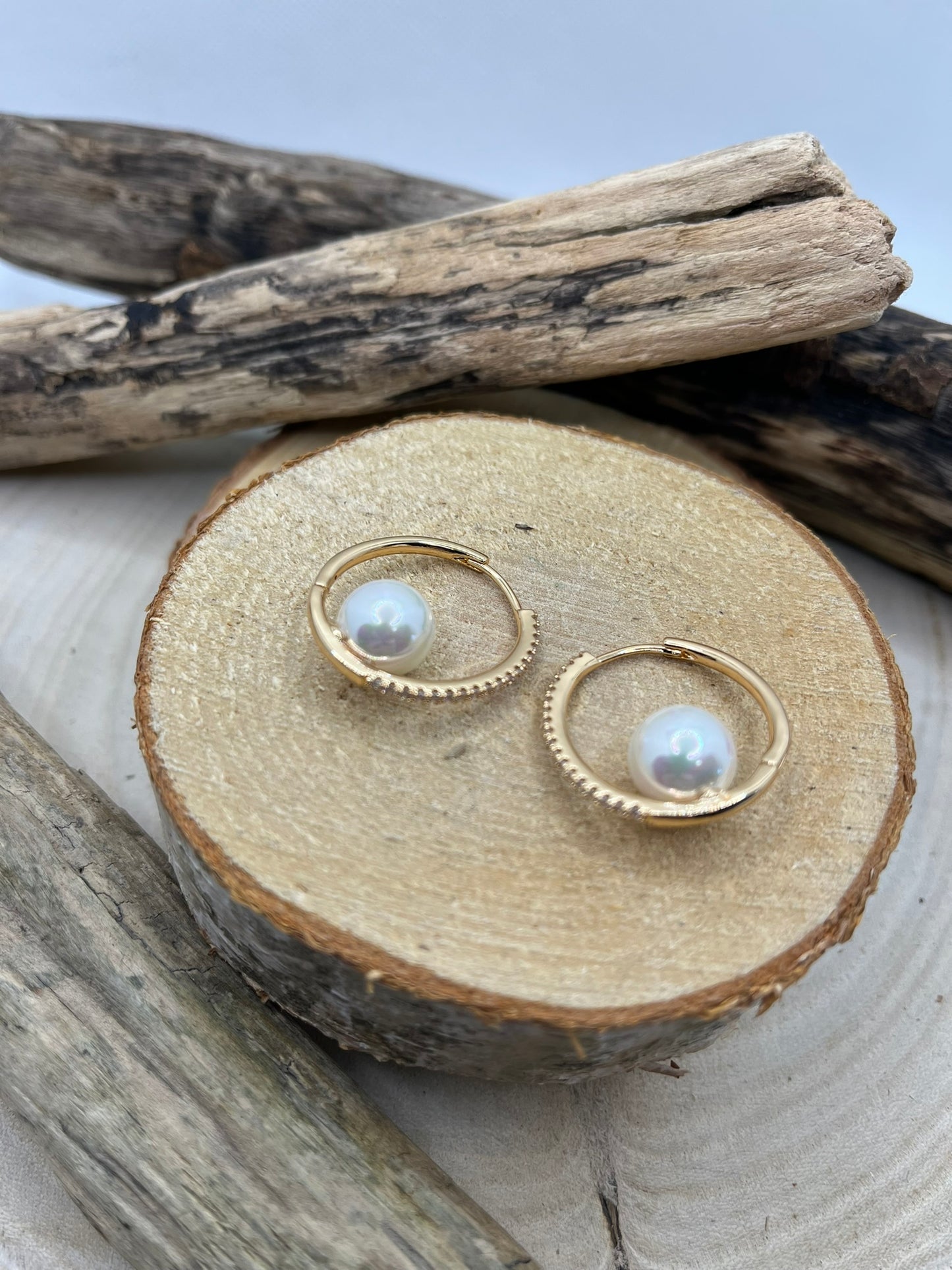 Boucles d'oreilles créoles ornés de strass et d'une perle nacre - Acier inoxydable doré