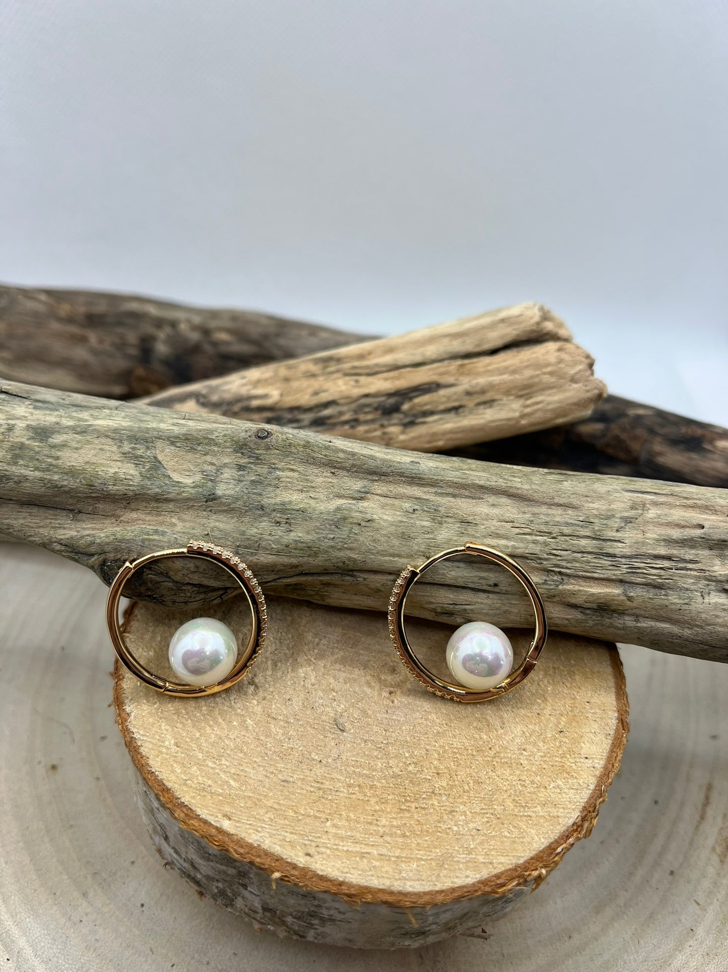 Boucles d'oreilles créoles ornés de strass et d'une perle nacre - Acier inoxydable doré