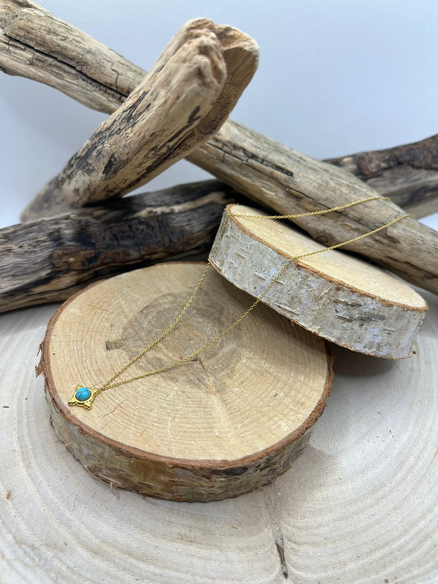Collier chaine fine en Acier Inoxydable Doré Orné d'un Pendentif en Pierre naturelle turquoise