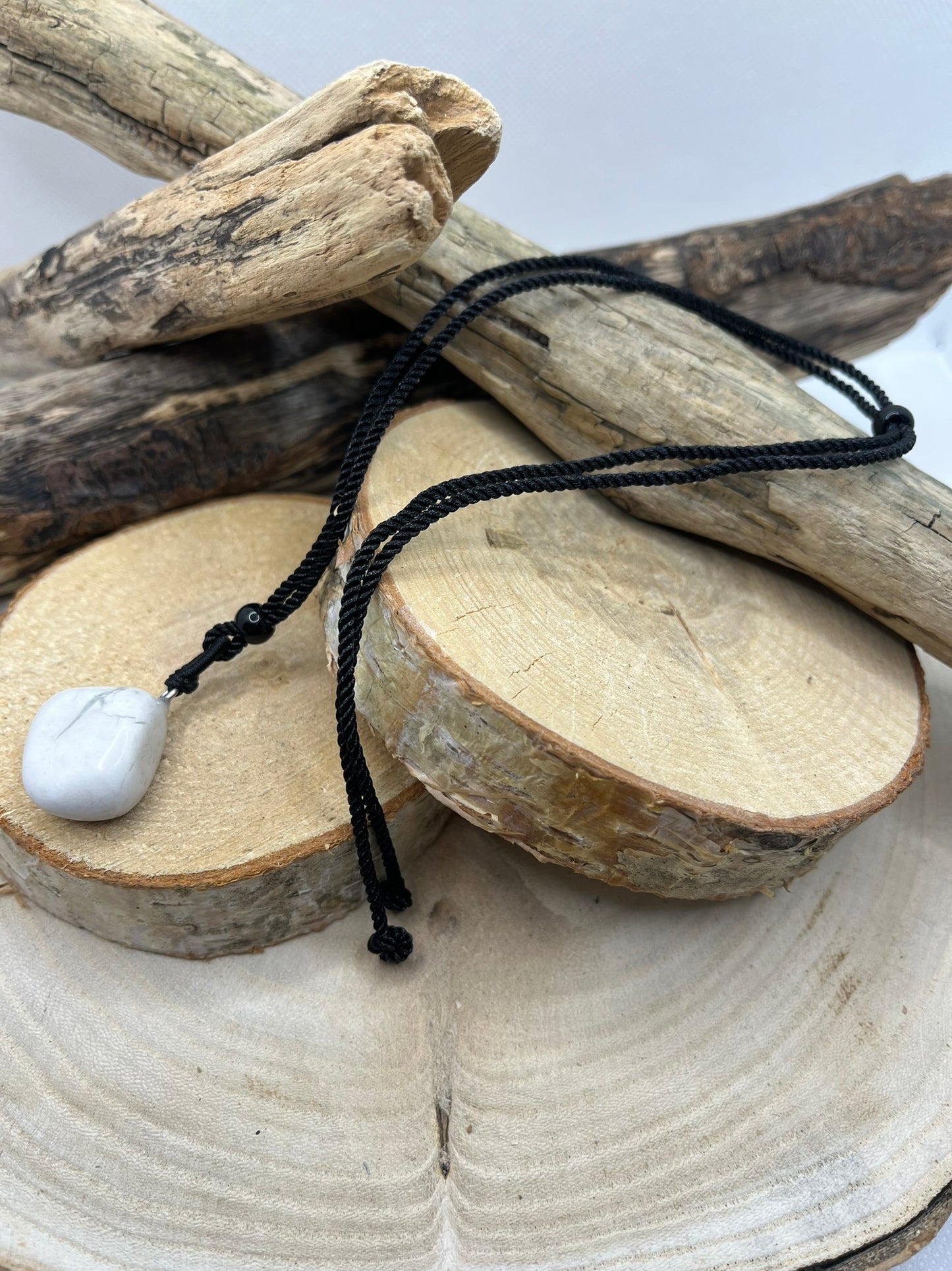 Collier sur cordon noir réglable - Pendentif en pierre Naturelle Howlite