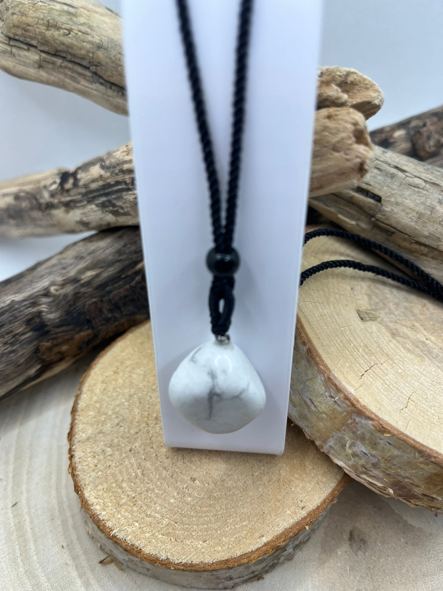 Collier sur cordon noir réglable - Pendentif en pierre Naturelle Howlite