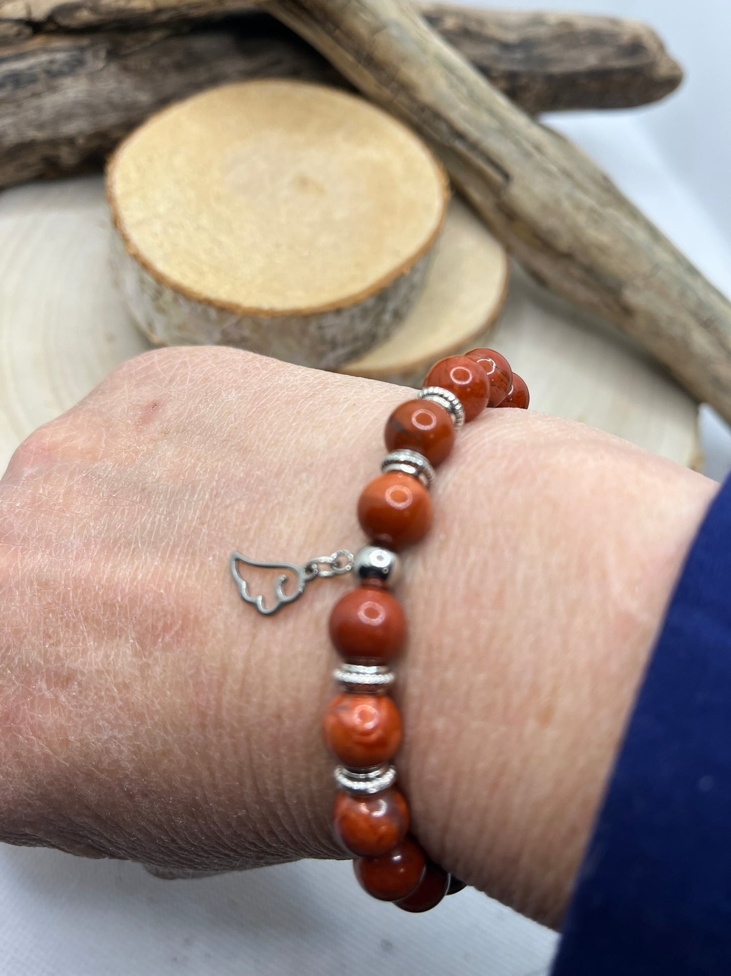 Bracelet Stimulant - Pierre naturelle Jaspe Rouge Orné d'un pendentif une aile d'ange - Fait main