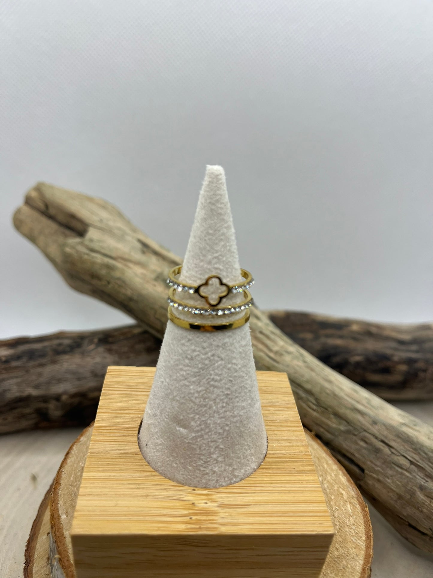Bague en Acier inoxydable ajustable mode orné d'un trèfle et de strass - Doré ou en Argenté