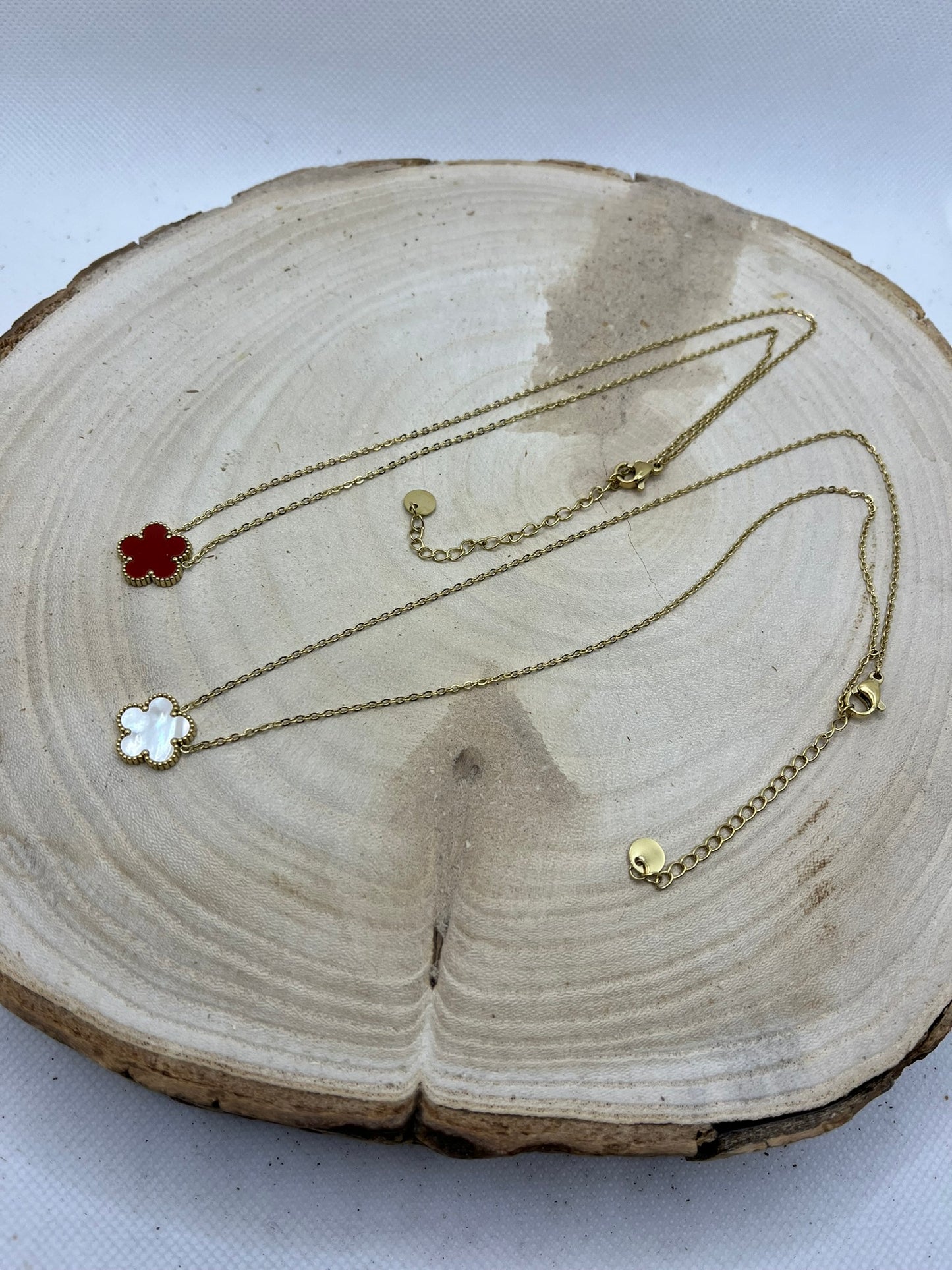 Collier Femme Chaine fine Pendentif fleur nacré de couleur rouge ou Blanc - Acier inoxydable doré