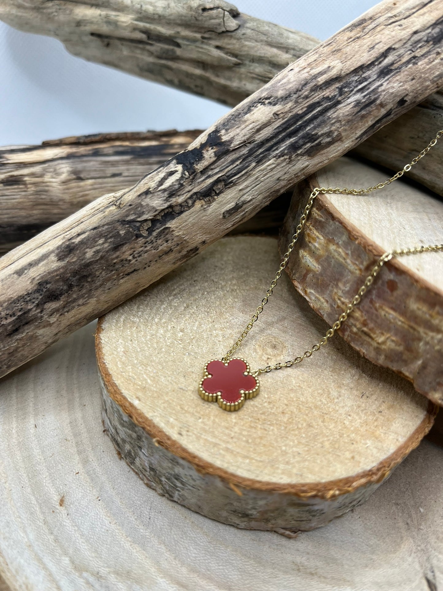 Collier Femme Chaine fine Pendentif fleur nacré de couleur rouge ou Blanc - Acier inoxydable doré