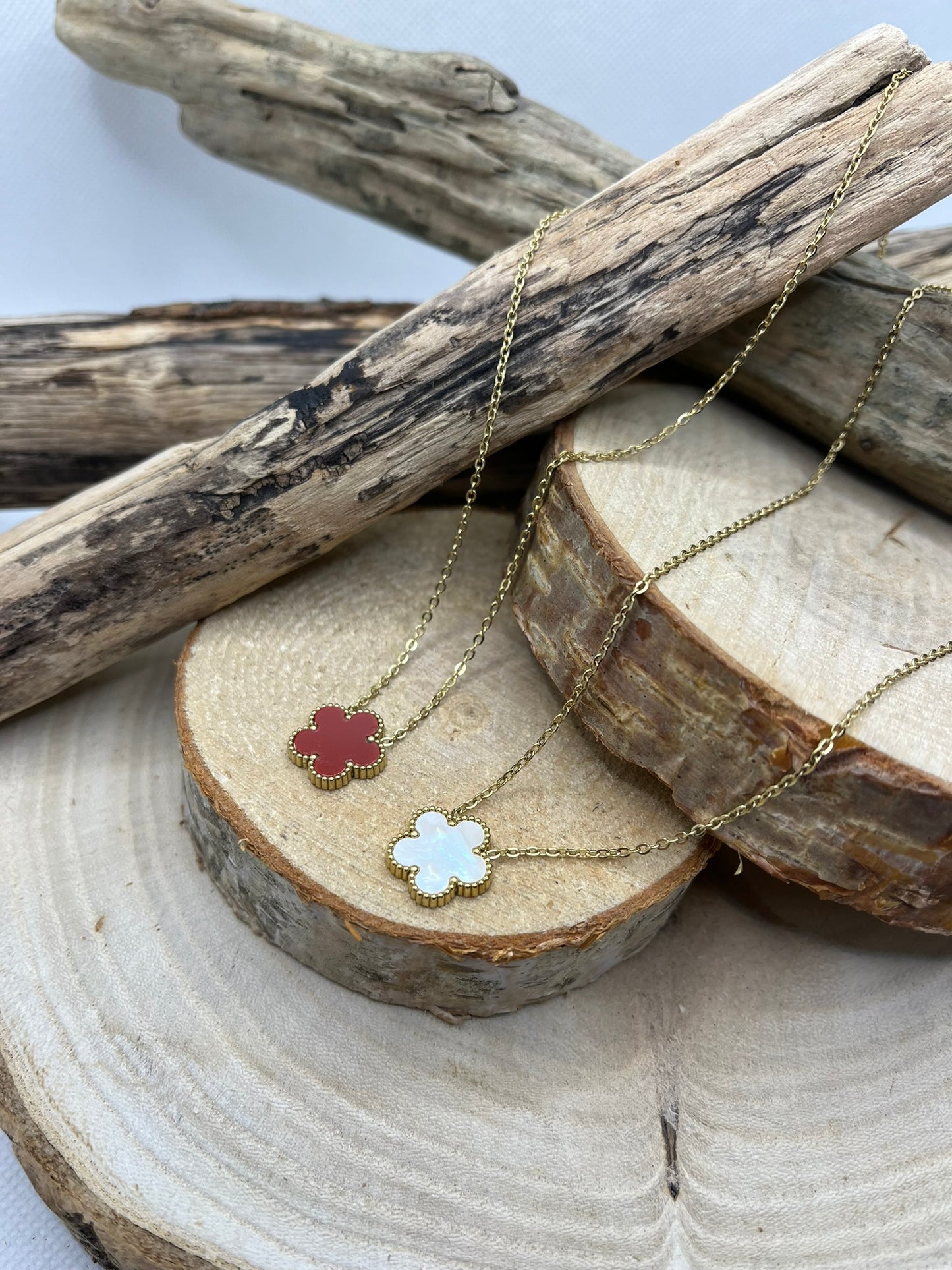 Collier Femme Chaine fine Pendentif fleur nacré de couleur rouge ou Blanc - Acier inoxydable doré