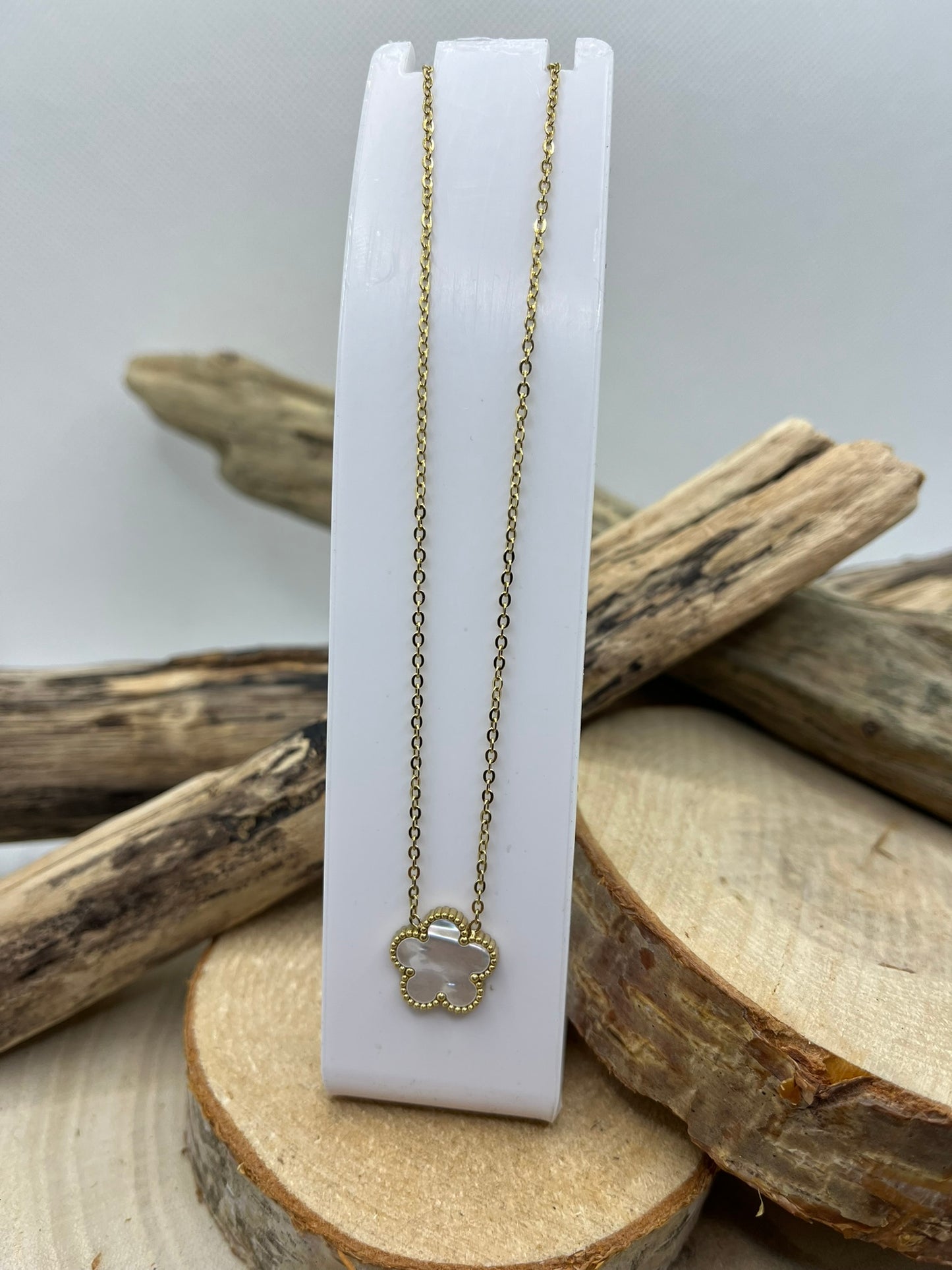 Collier Femme Chaine fine Pendentif fleur nacré de couleur rouge ou Blanc - Acier inoxydable doré