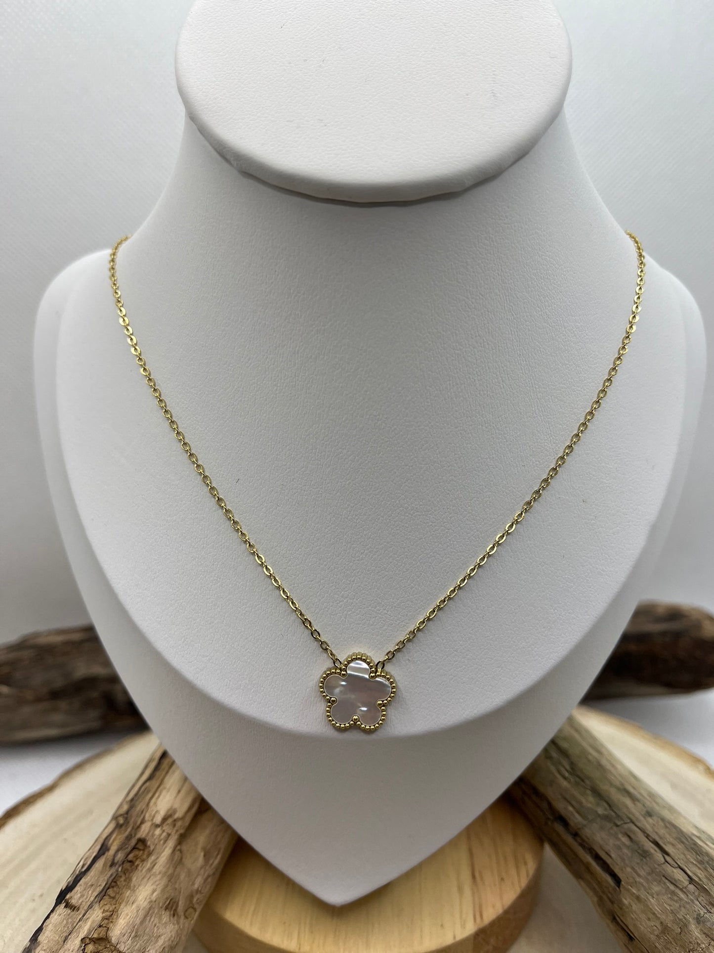 Collier Femme Chaine fine Pendentif fleur nacré de couleur rouge ou Blanc - Acier inoxydable doré