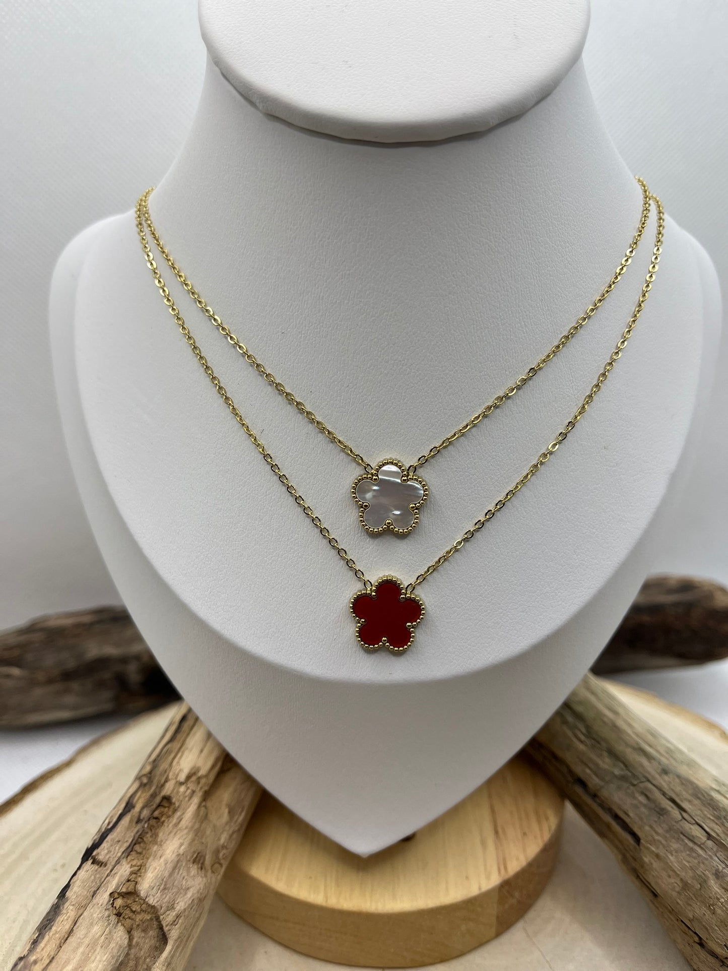 Collier Femme Chaine fine Pendentif fleur nacré de couleur rouge ou Blanc - Acier inoxydable doré
