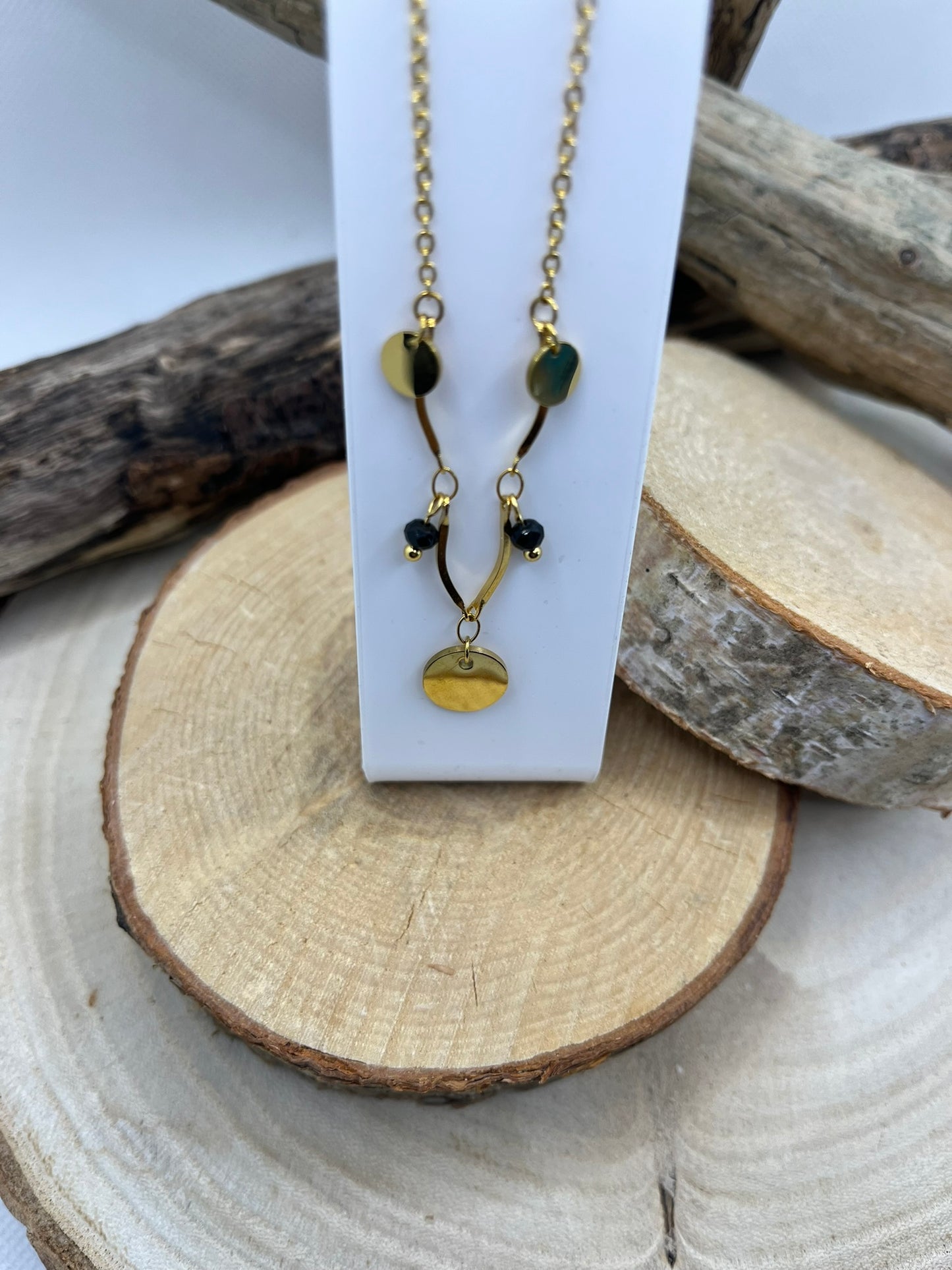 Collier Femme Chaine fine orné d'un pendentif doré et de perles noir - Acier inoxydable Doré