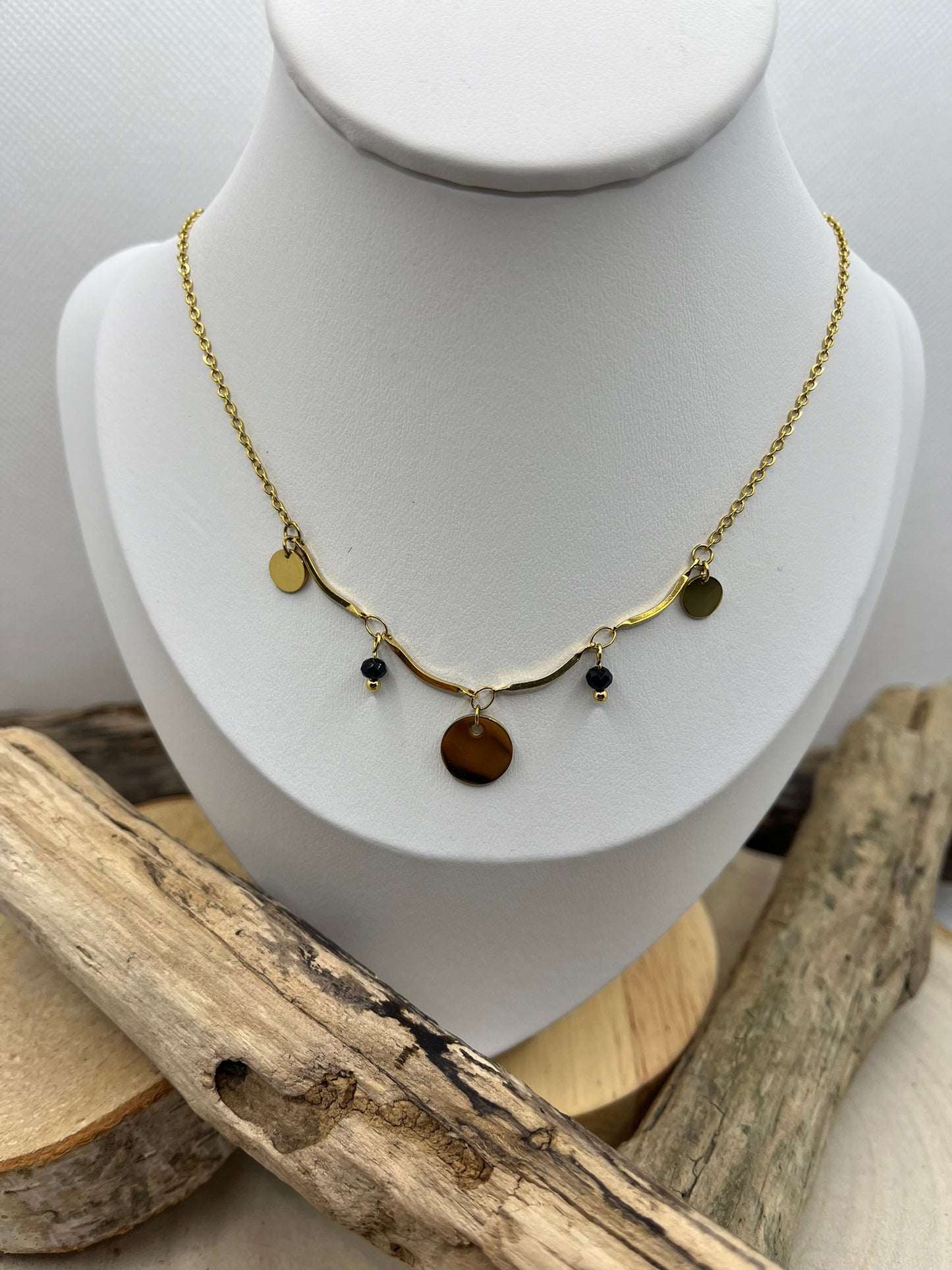 Collier Femme Chaine fine orné d'un pendentif doré et de perles noir - Acier inoxydable Doré
