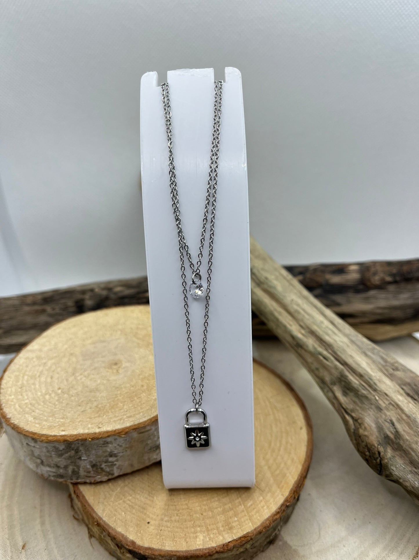 Collier Femme élégant sur 2 Chaines avec un Pendentif strass brillant et un cadenas - Acier Inoxydable Argenté