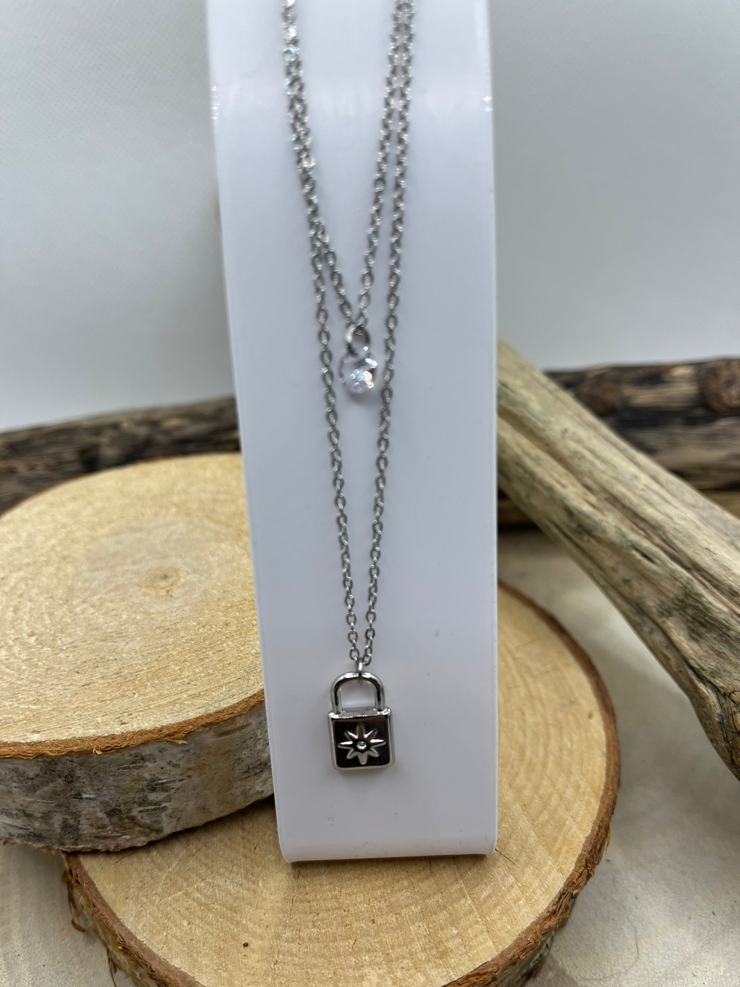 Collier Femme élégant sur 2 Chaines avec un Pendentif strass brillant et un cadenas - Acier Inoxydable Argenté