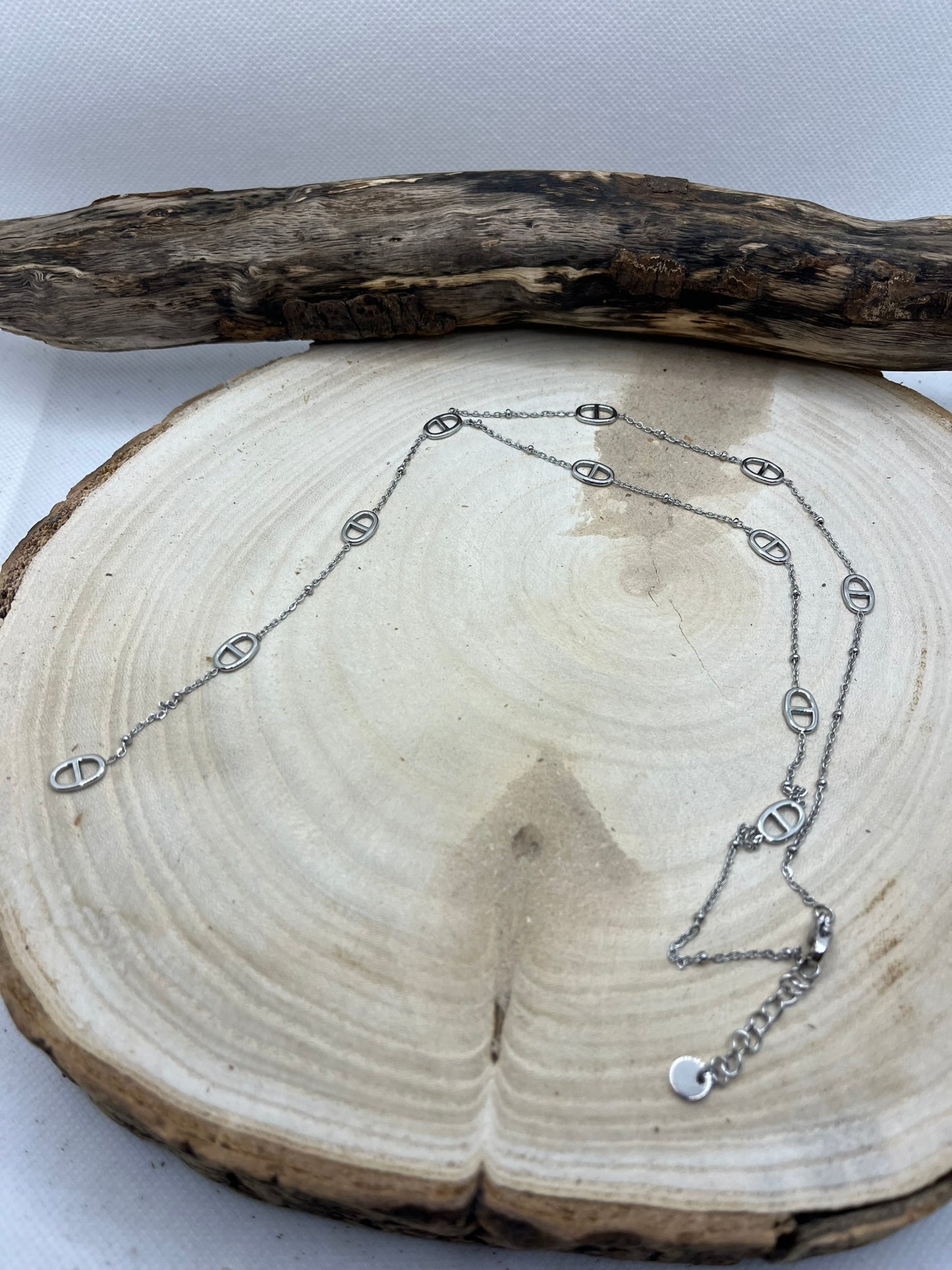 Collier Chaine fine orné de Strass et petites agrafe - Pendentif chaine et ses petite agrafe - Acier inoxydable Argent