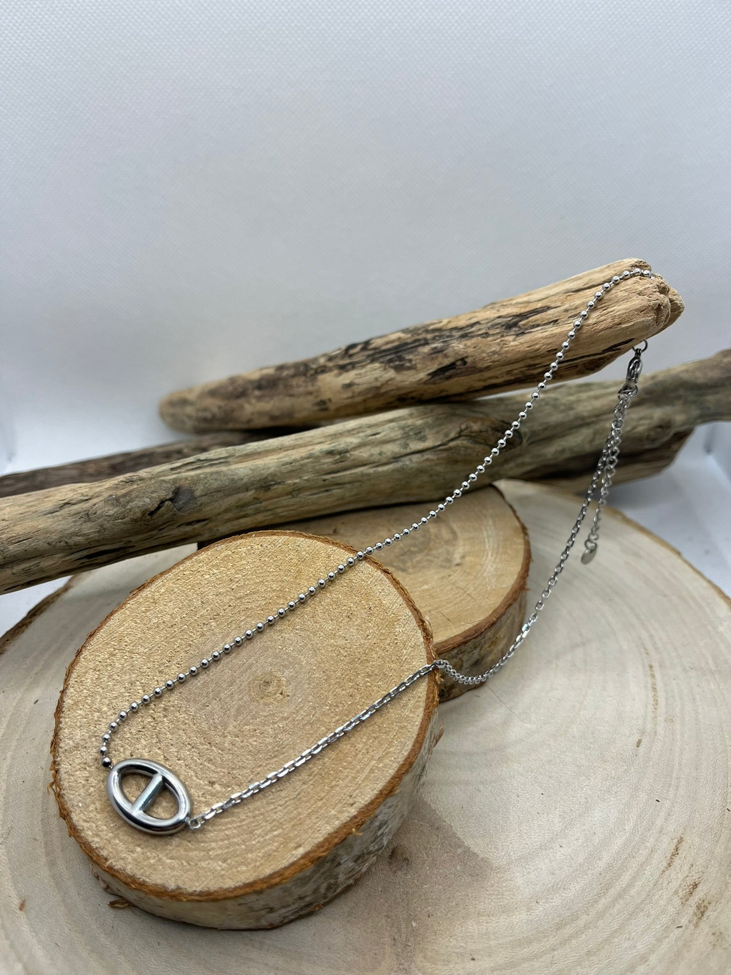 Collier Chaine fine élégant - pendentif style Agrafe - Acier inoxydable dorée ou en Argenté