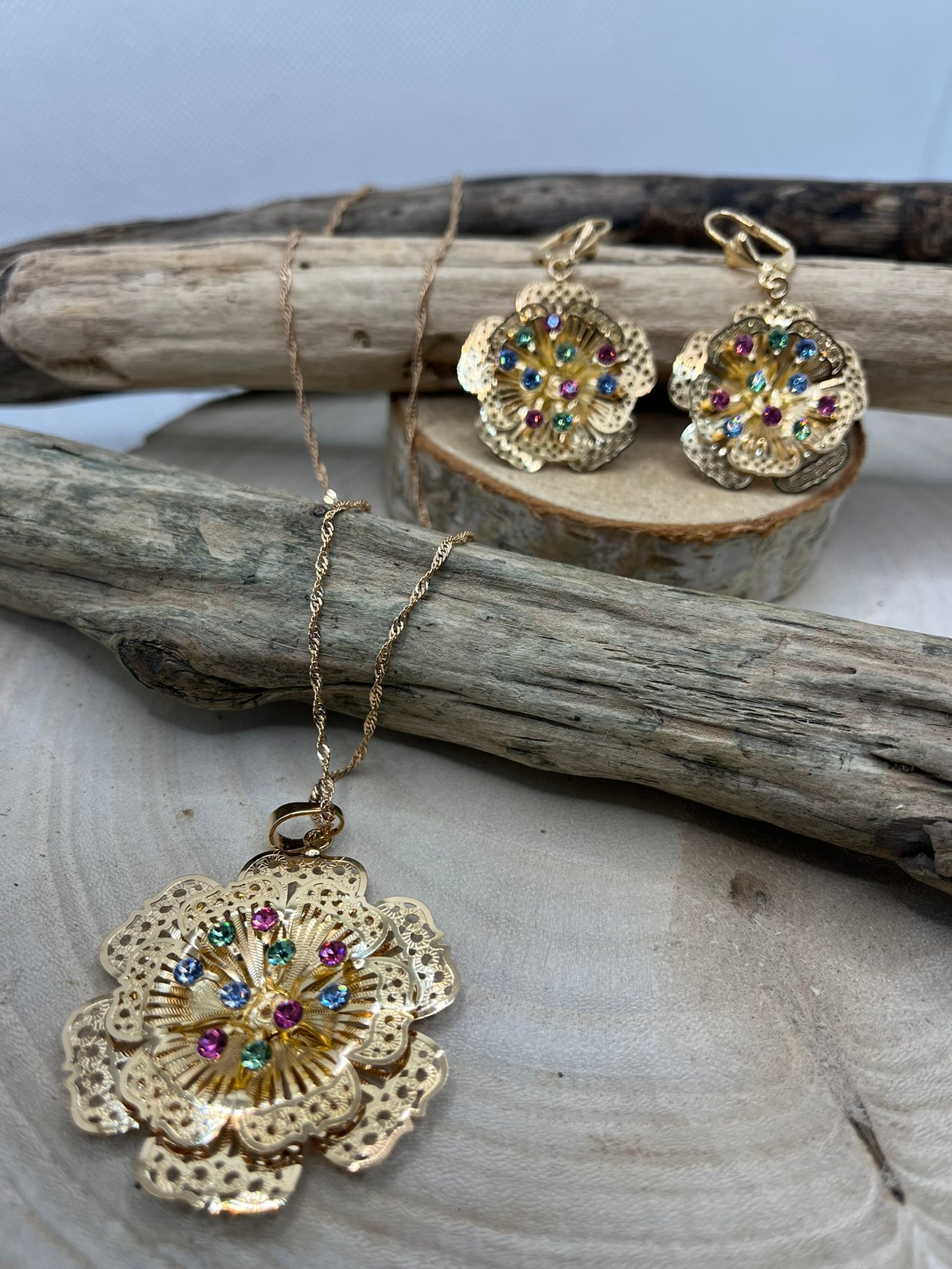 Ensemble Bijoux Femme Collier Chaine + Boucles d'oreilles - Pendentif fleur orné de strass couleur brillant - Acier inoxydable Doré