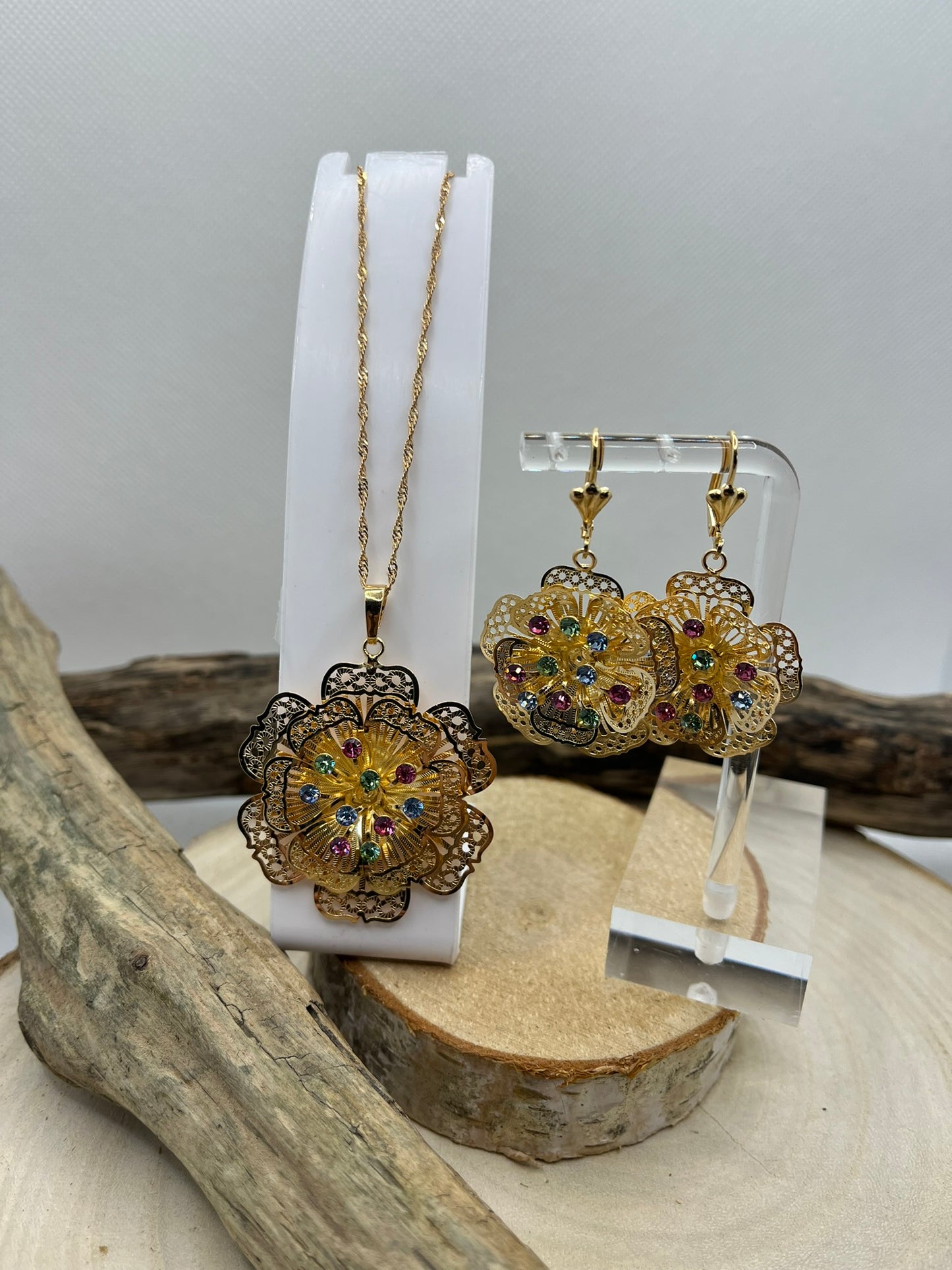 Ensemble Bijoux Femme Collier Chaine + Boucles d'oreilles - Pendentif fleur orné de strass couleur brillant - Acier inoxydable Doré