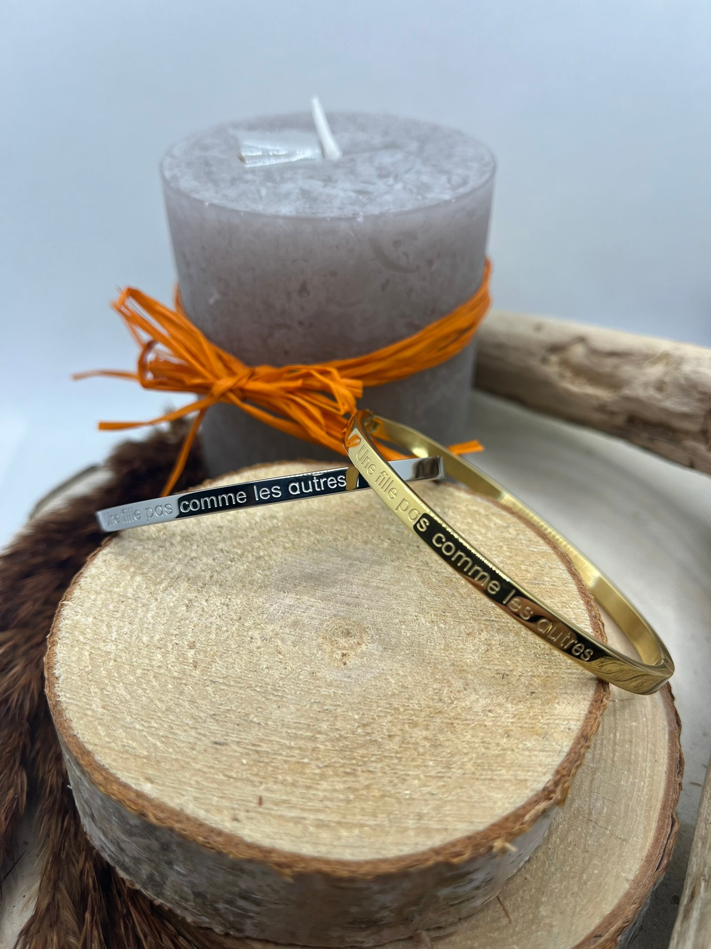Bracelet Jonc à message ( Une fille pas comme les autres ) - Acier inoxydable Doré ou en Argenté