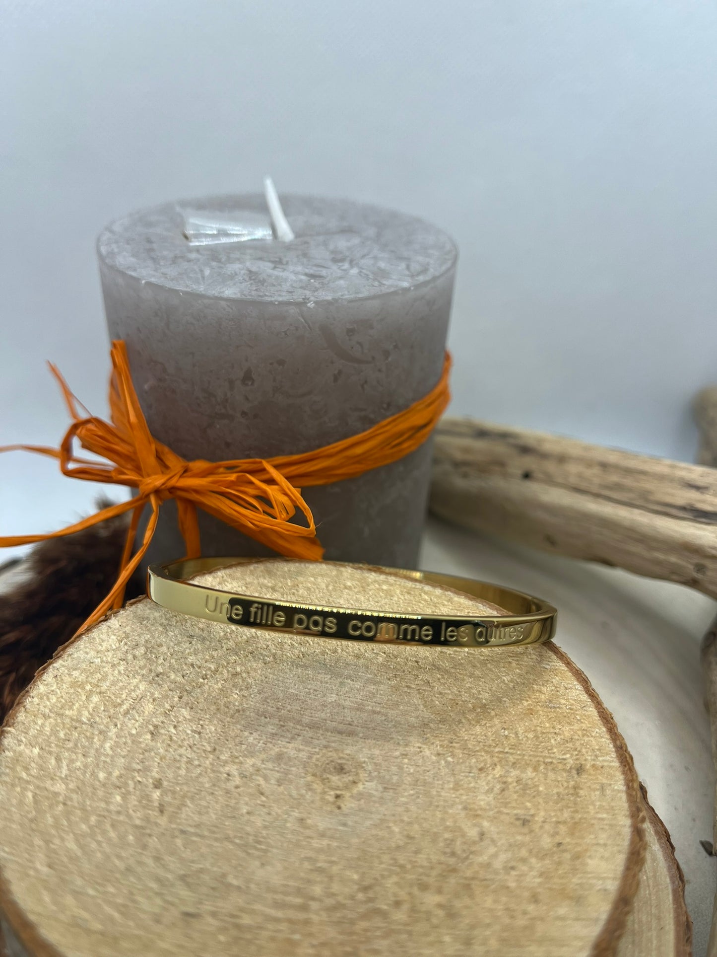 Bracelet Jonc à message ( Une fille pas comme les autres ) - Acier inoxydable Doré ou en Argenté