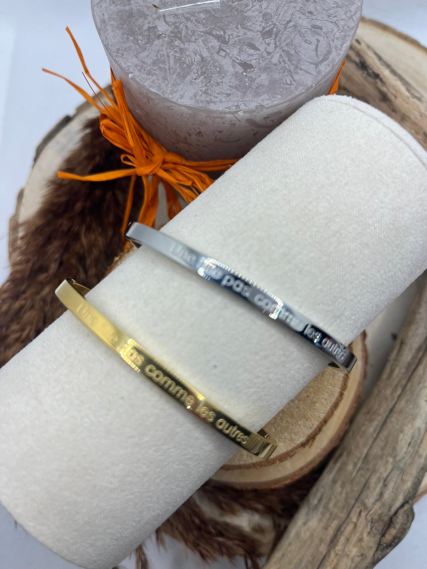 Bracelet Jonc à message ( Une fille pas comme les autres ) - Acier inoxydable Doré ou en Argenté