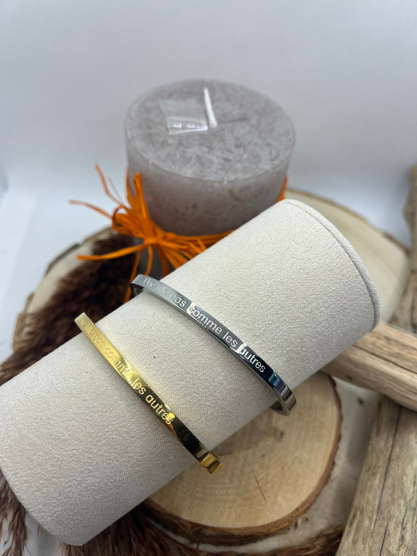Bracelet Jonc à message ( Une fille pas comme les autres ) - Acier inoxydable Doré ou en Argenté
