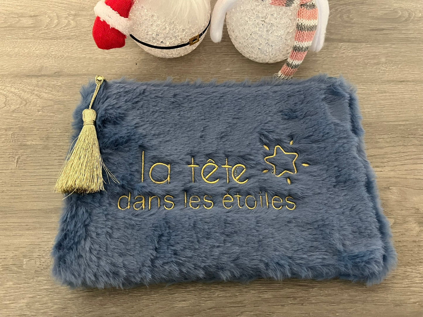 Trousse Pochette à message ( LA TETE DANS LES ETOILES ) fausse fourrure avec pompon doré - fermeture éclair, idée cadeau pour femme et pour fille