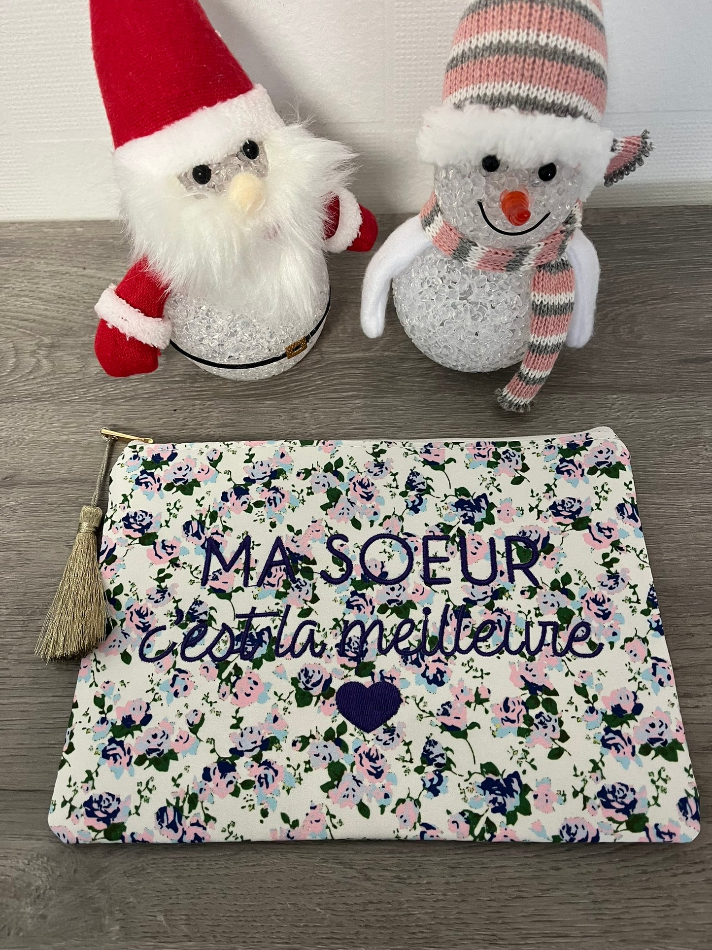 Trousse Pochette à Message ( MA SOEUR C'EST LA MEILLEURE ) fleurie et une en fausse fourrure avec pompon doré - fermeture éclaire - idée cadeau pour femme et pour fille