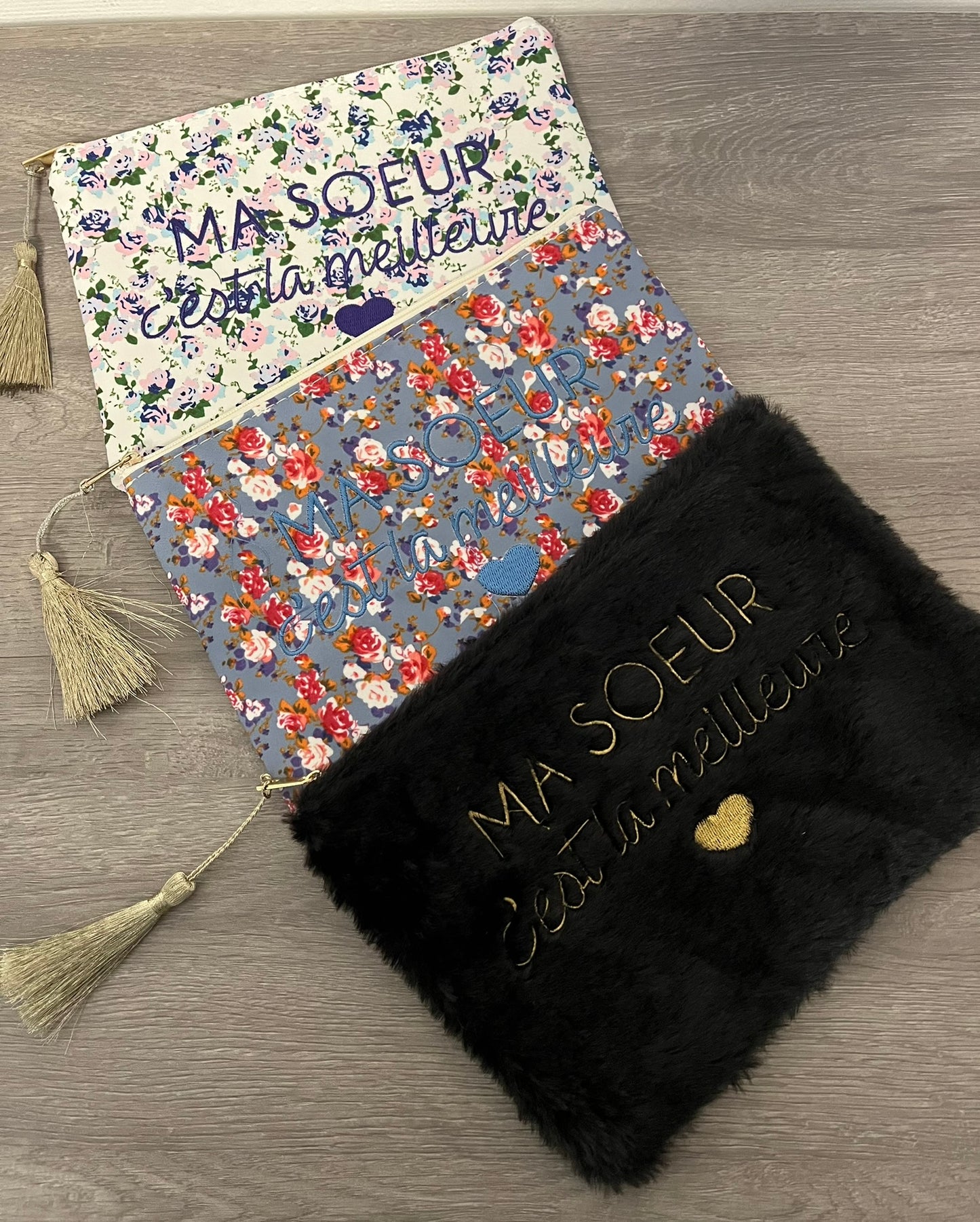 Trousse Pochette à Message ( MA SOEUR C'EST LA MEILLEURE ) fleurie et une en fausse fourrure avec pompon doré - fermeture éclaire - idée cadeau pour femme et pour fille