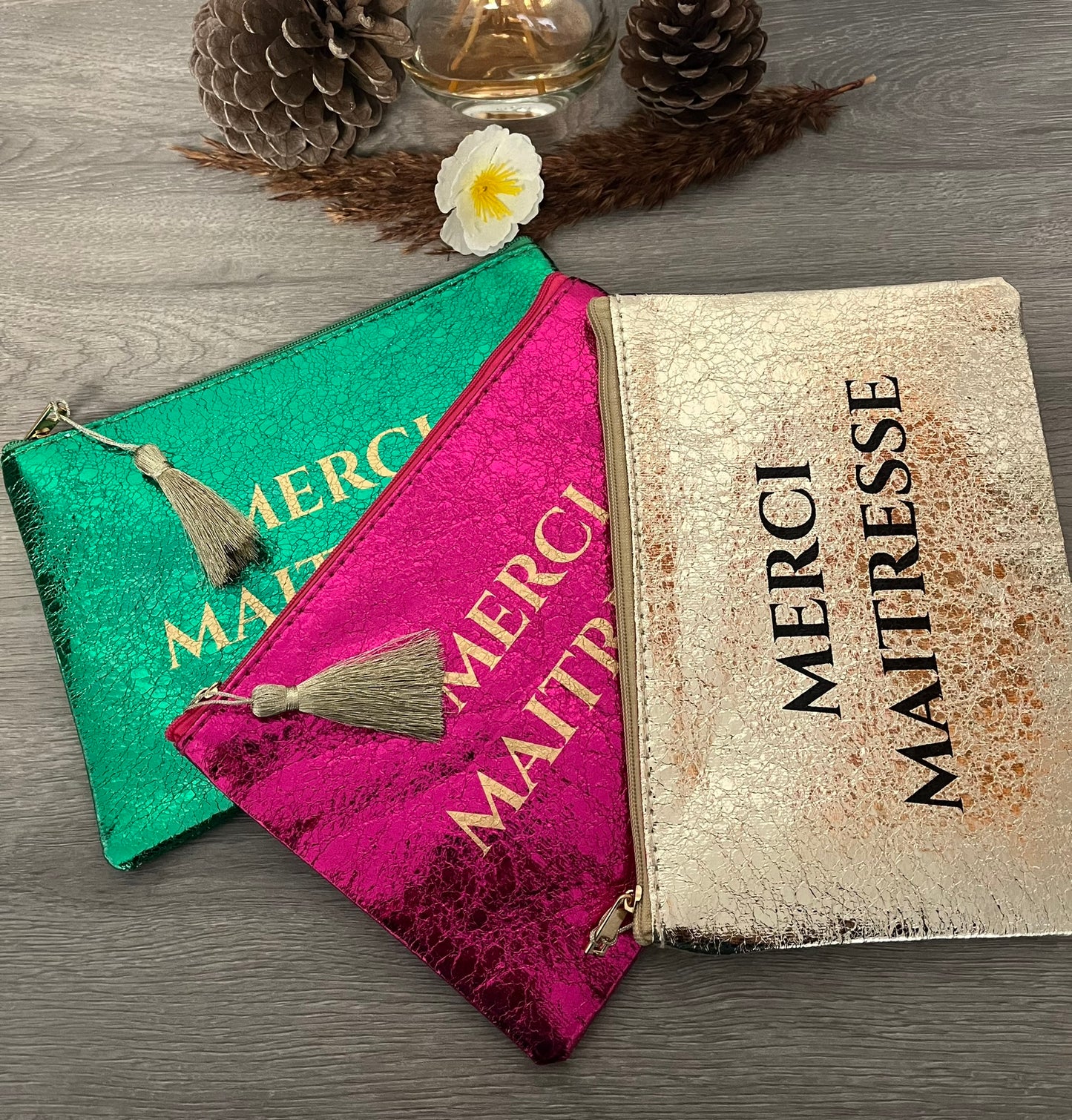 Trousse Pochette à Message ( MERCI MAITRESSE ) avec pompon doré - Fermeture éclair - idée cadeau pour femme et pour fille