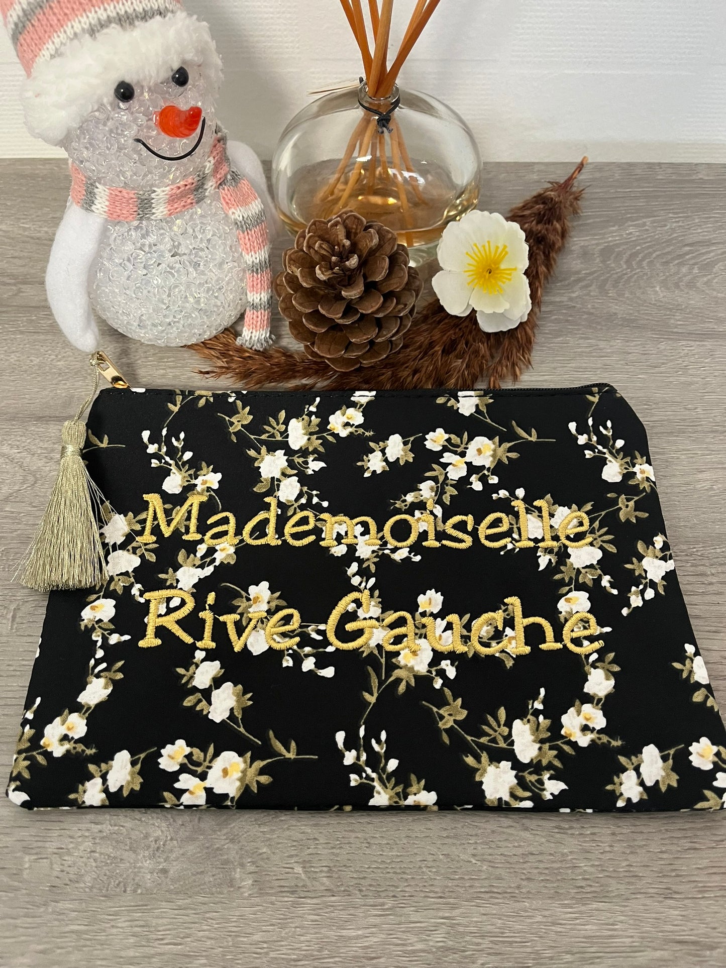 Trousse Pochette à Message fleurie ( MADEMOISELLE RIVE-GAUCHE ) avec pompon doré - Fermeture éclair - idée cadeau pour femme et pour fille