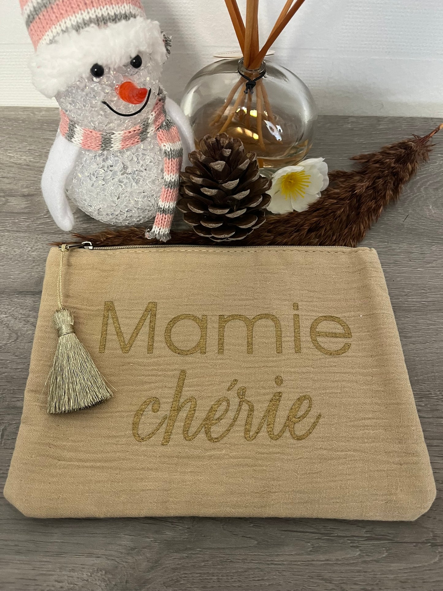 Trousse Pochette à Message (Mamie Chérie - Mamie D'amour - Tata Chérie - Ma marraine Chérie - Maman je t'aime ) avec pompon doré - idée cadeau pour femme et pour fille