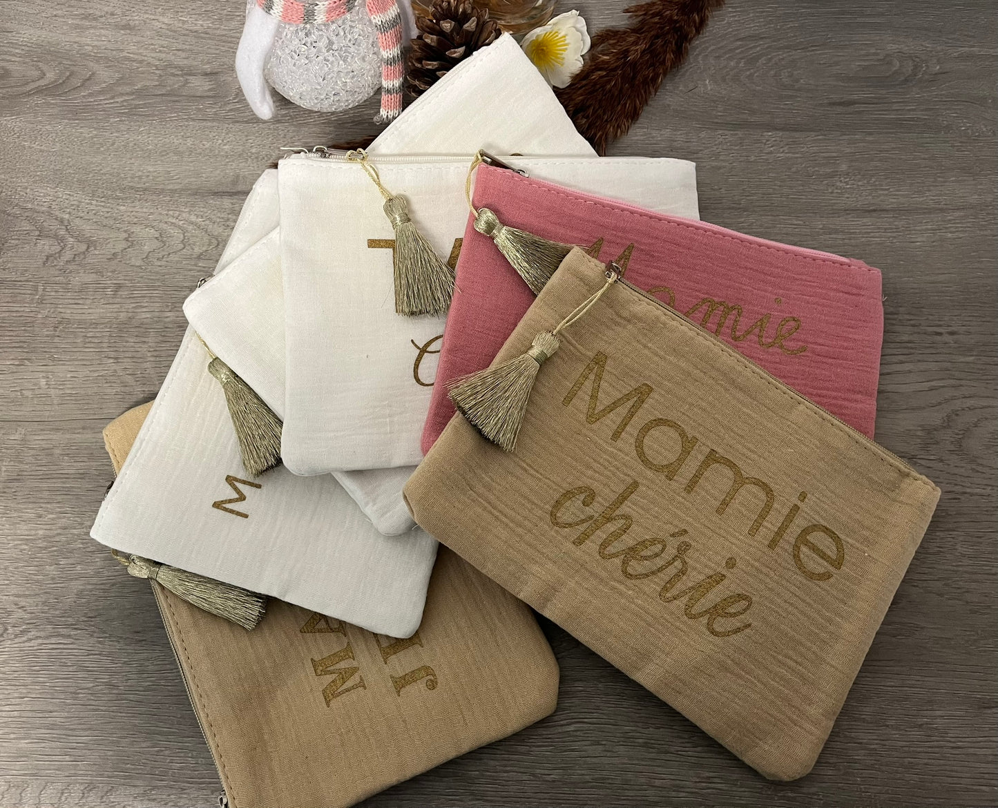 Trousse Pochette à Message (Mamie Chérie - Mamie D'amour - Tata Chérie - Ma marraine Chérie - Maman je t'aime ) avec pompon doré - idée cadeau pour femme et pour fille