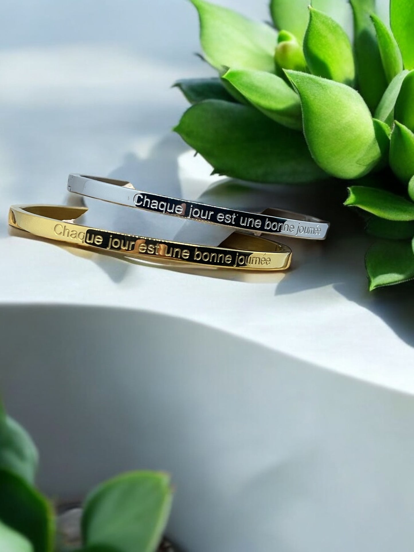 Bracelet Jonc à message ( Chaque jour est une bonne journée ) Acier inoxydable doré ou en argenté