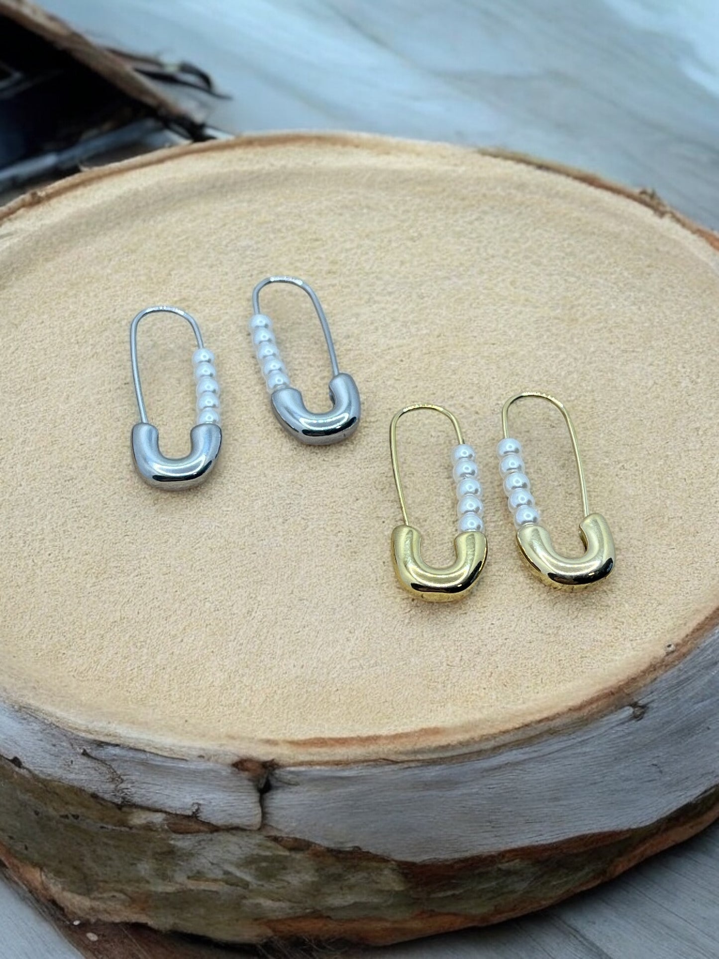 Boucles d'oreilles Original Mode style épingle à nourrice et ces petites perles blanches - Acier inoxydable doré ou Argenté