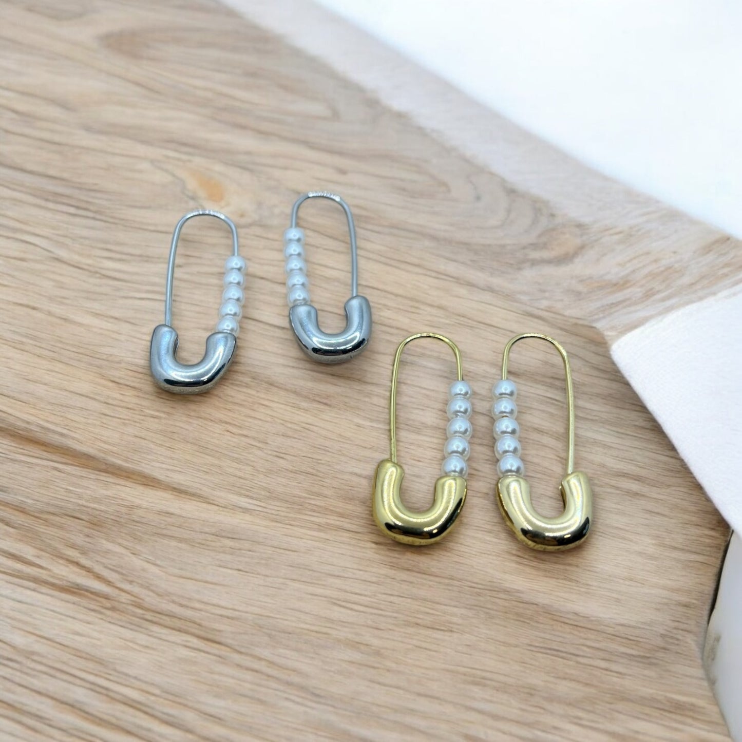 Boucles d'oreilles Original Mode style épingle à nourrice et ces petites perles blanches - Acier inoxydable doré ou Argenté