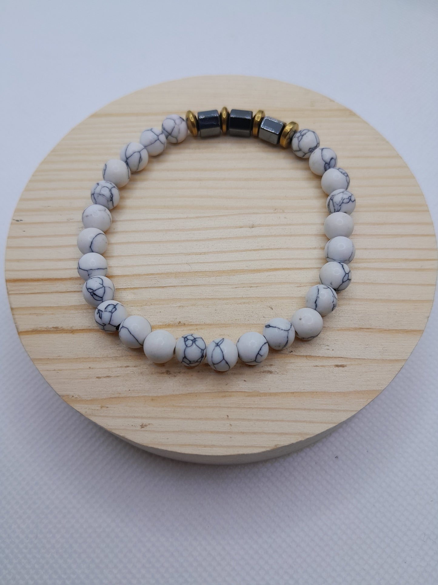 Bracelet en Pierre Naturelle - Howlite / Hématite / Séparation en acier doré