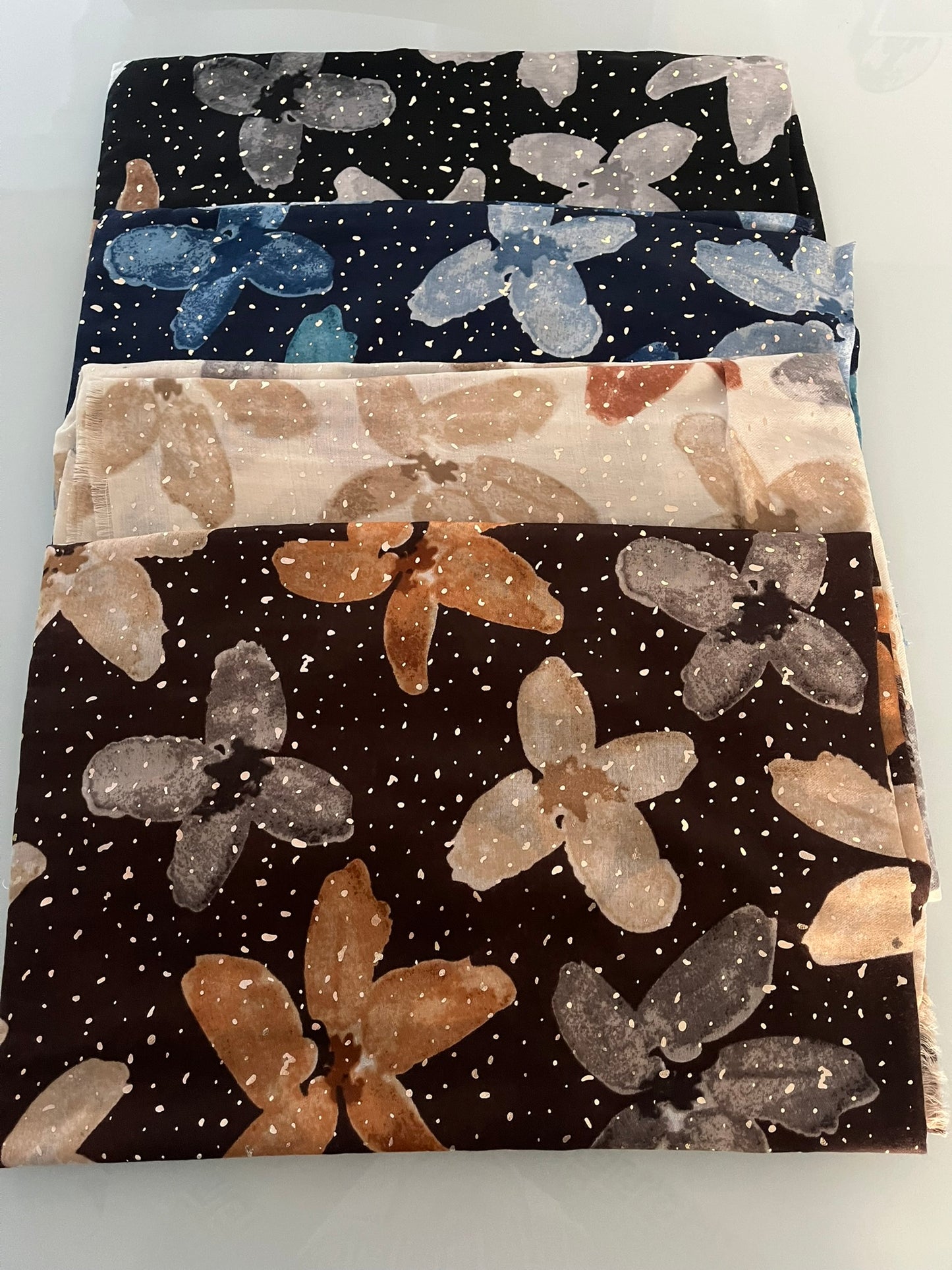 Foulard Femme Doux et Chic Orné avec de jolies fleurs - de couleur Noir - Beige - Bleu - Marron