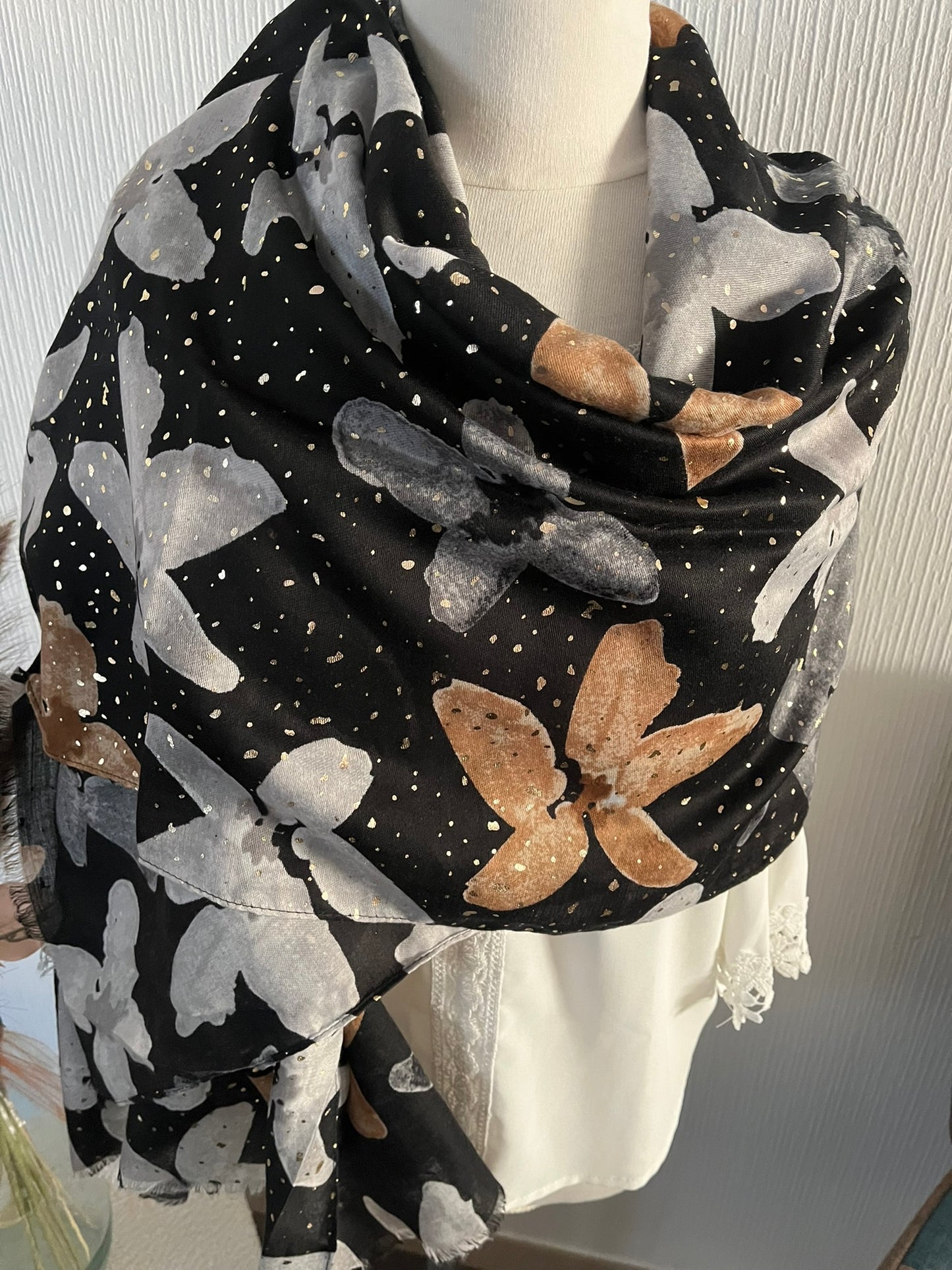 Foulard Femme Doux et Chic Orné avec de jolies fleurs - de couleur Noir - Beige - Bleu - Marron
