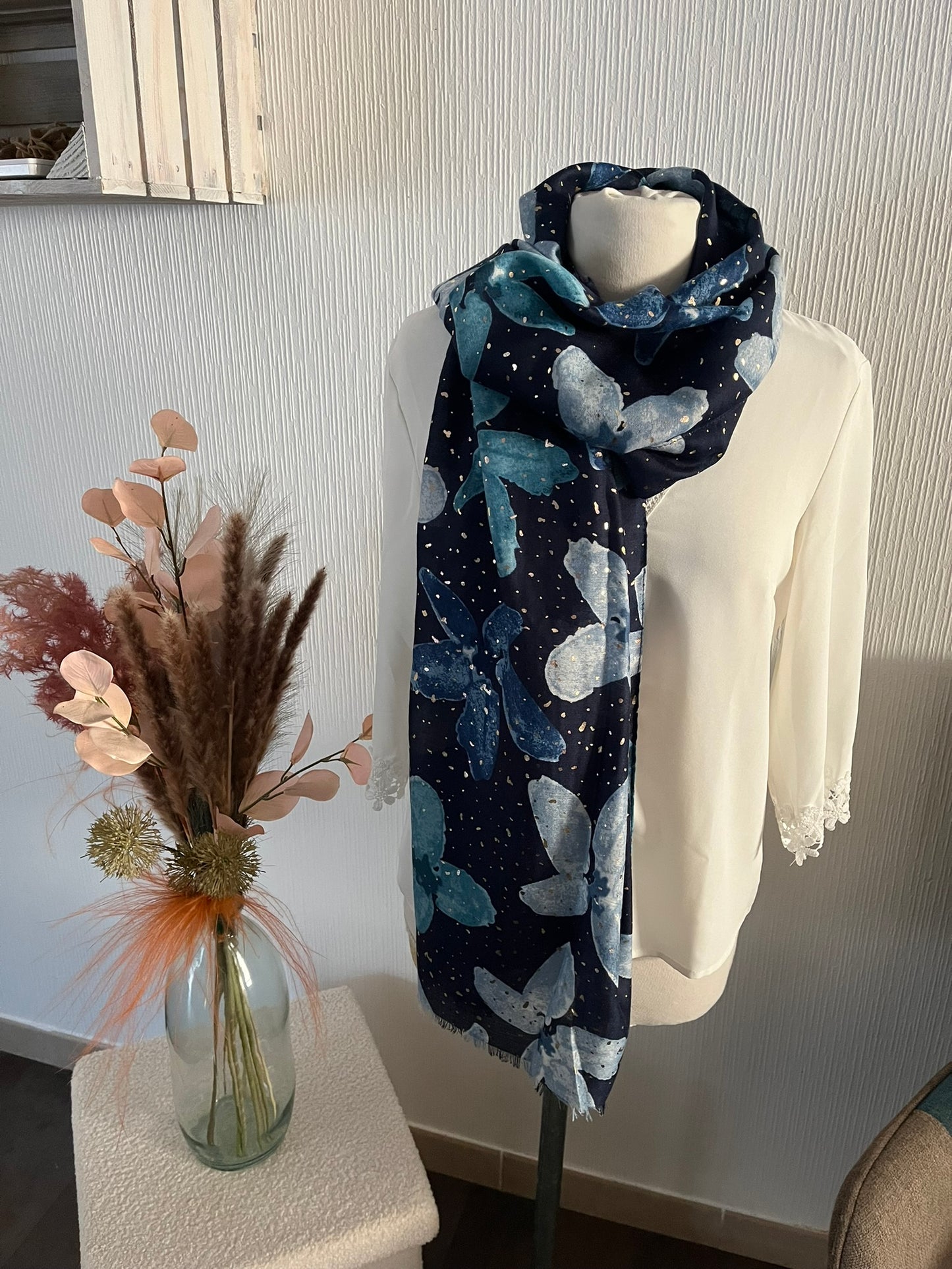 Foulard Femme Doux et Chic Orné avec de jolies fleurs - de couleur Noir - Beige - Bleu - Marron