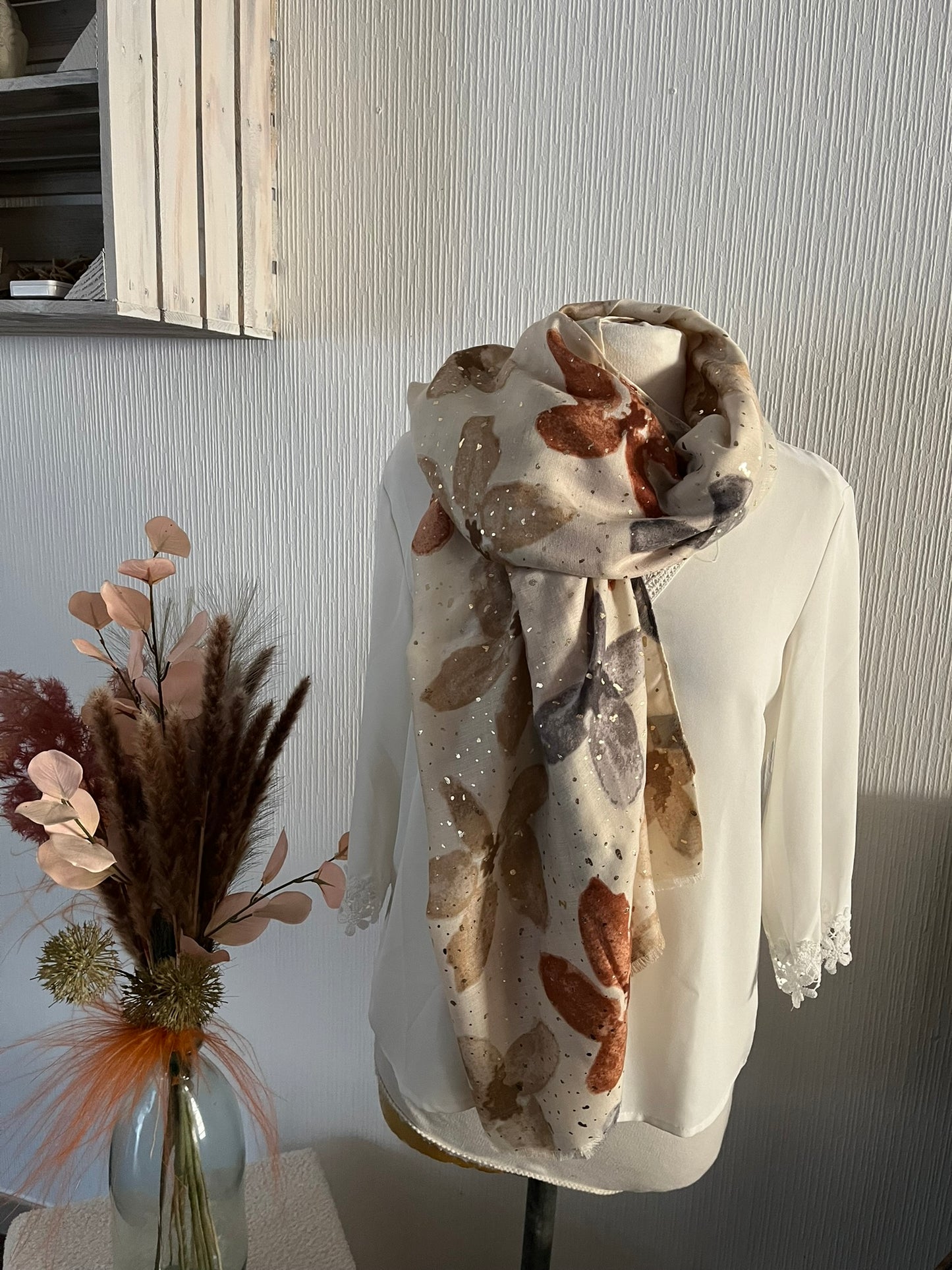 Foulard Femme Doux et Chic Orné avec de jolies fleurs - de couleur Noir - Beige - Bleu - Marron