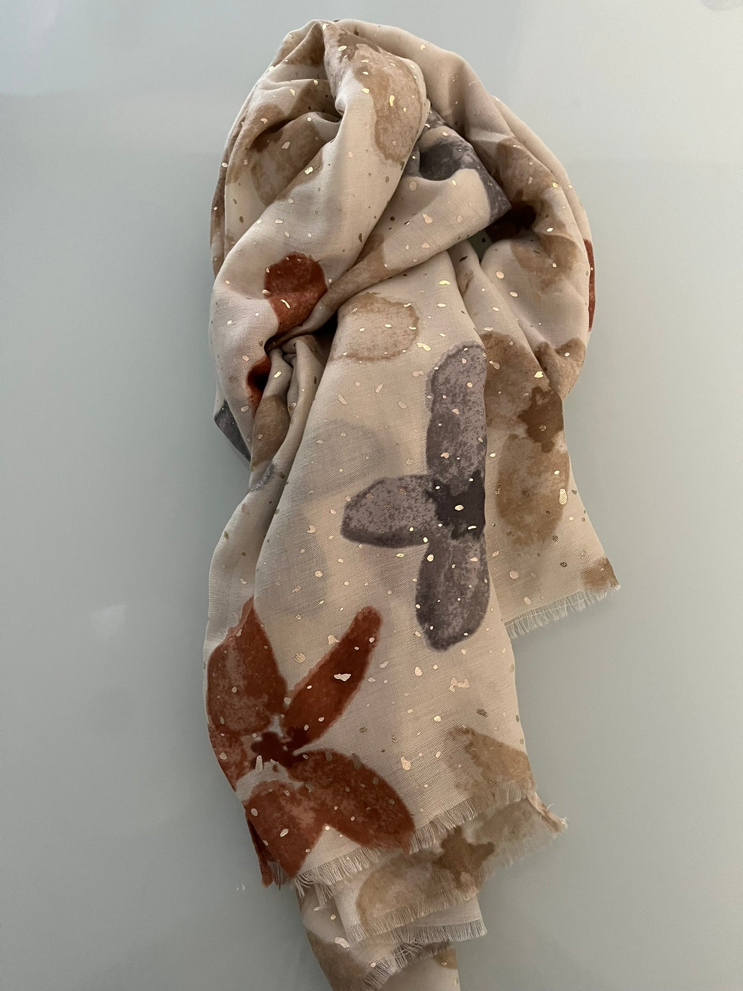 Foulard Femme Doux et Chic Orné avec de jolies fleurs - de couleur Noir - Beige - Bleu - Marron